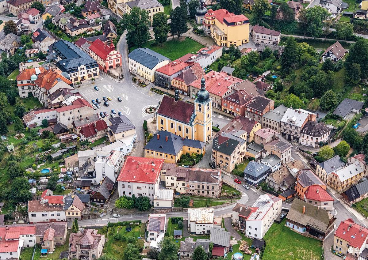 Vážení spoluobčané, děkujeme všem, kteří jste si našli čas a dotazník k přípravě strategického plánu města Úpice již vyplnili. Vaše názory, zkušenosti i nápady jsou pro nás nesmírně cenné. Pomáhají směrovat rozvoj města tak, aby odpovídal skutečným potřebám obyvatel – tedy Vás, kteří v Úpici žijete každý den. Pokud ještě někdo další chce přispět svým pohledem, možnost máte stále otevřenou. Dotazník lze vyplnit až do 30. listopadu 2025. Děkujeme za spolupráci a za to, že máte zájem podílet se na budoucnosti našeho města. Dotazník je možno vyplnit zde.