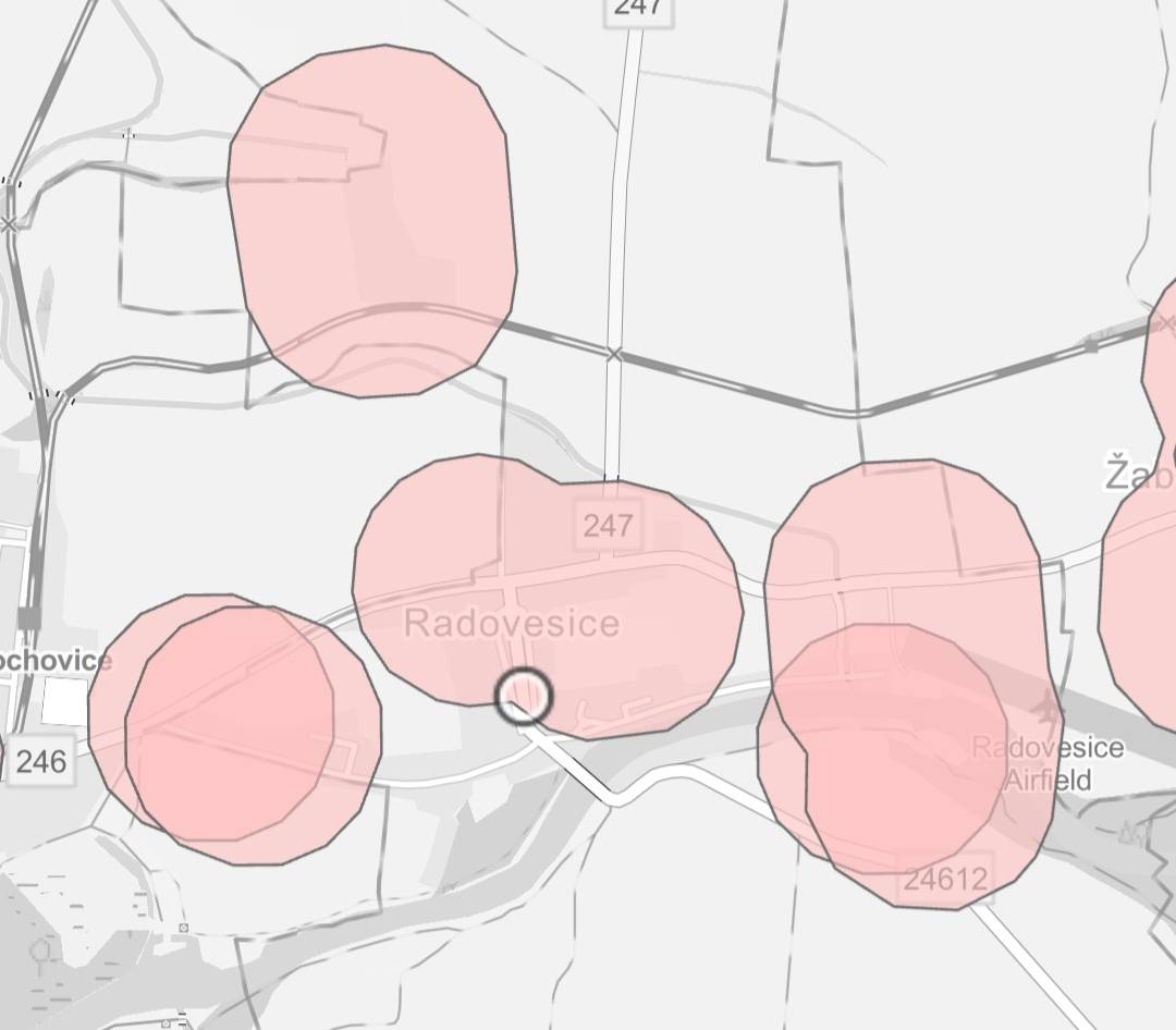 Od 1. prosince 2025 se zavádí omezení užívání pyrotechniky v okolí chovů zvířat. S výjimkou kategorie F1, která zahrnuje prskavky a bouchací kuličky, se v těchto zónách nesmí používat pyrotechnika vyšší kategorie. Týká se to i obce Radovesice.