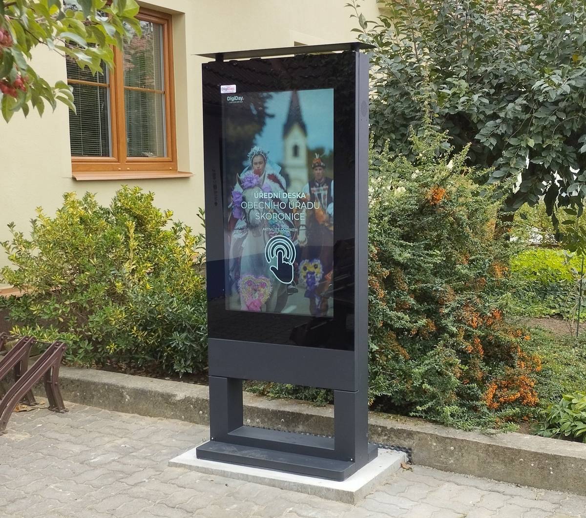 Obec Skoronice informuje občany, že digiální úřední deska OÚ Skoronice je po zhruba dvoutýdenním výpadku opět plně v provozu. Problém způsobující dočasnou nefunkčnost zařízení byl odstraněn opětovnou kalibrací dotykové vrstvy obrazovky. Za případné komplikace se omlouváme a děkujeme za pochopení.