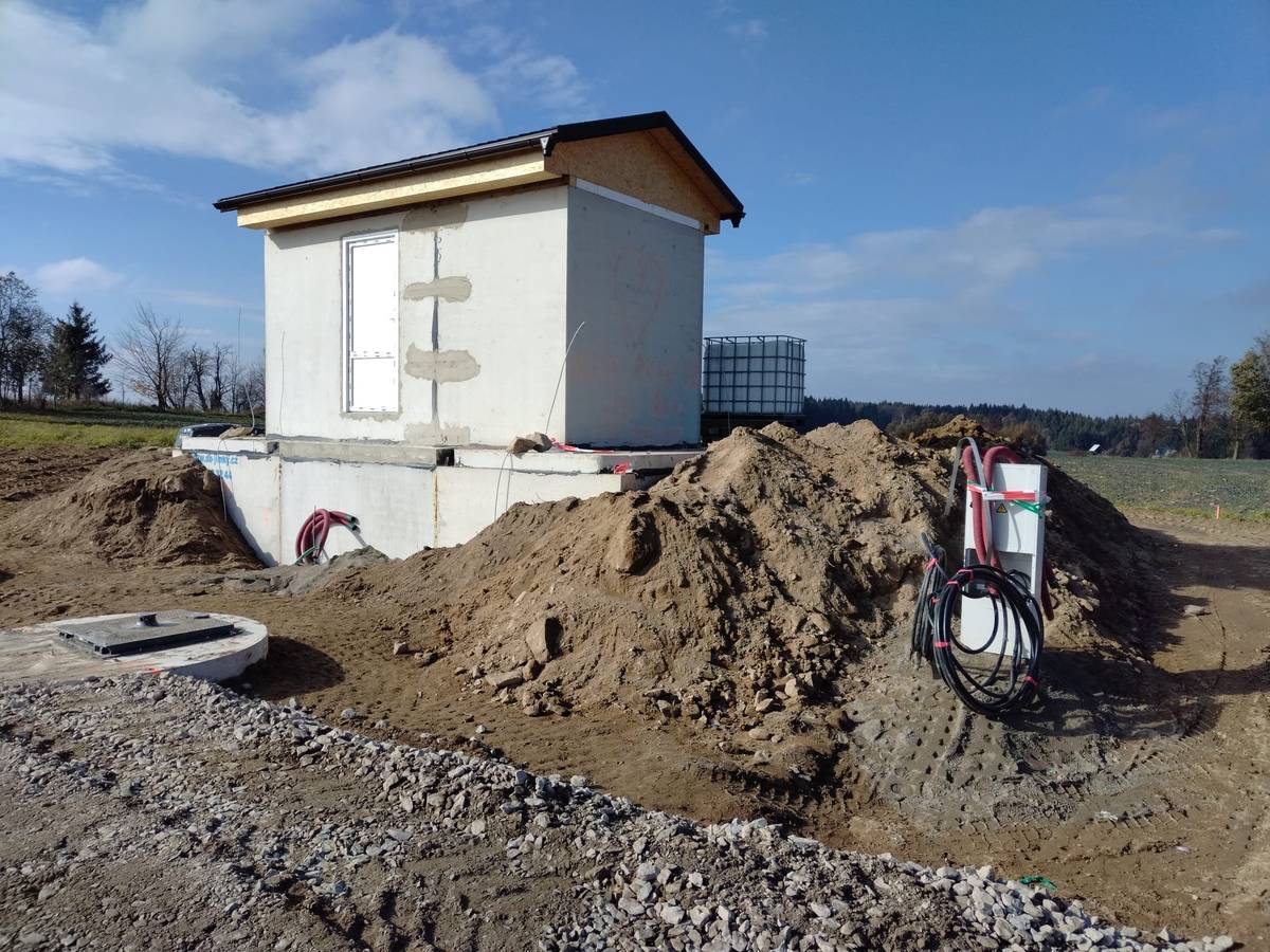 Vážení spoluobčané, od 15. 11. 2025 je po splnění všech zákonných podmínek oficiálně v provozu Veřejný vodovod Vlachovice – etapa II. Níže najdete přehled toho nejdůležitějšího, co se v posledních měsících podařilo dotáhnout, a také praktické informace pro ty, kteří se chtějí k vodovodu připojit. 1) Co bylo nutné splnit, aby mohl být vodovod spuštěn  Úspěšná kolaudace stavebním úřadem a hygienou. Dokončení dokolaudace etapy I a doložení:  stanoviska odborného garanta, proškolení obsluhy celého systému, funkčnosti dálkového přístupu a hlášení chybových stavů.   Vypracování a schválení Provozního řádu KHS Žďár n. S. Prokázání kvality vody ve zkušebním provozu – odběry u koncových uživatelů musely splnit předepsané hodnoty.  Velmi náročná byla optimalizace provozních parametrů (dávkování chlóru, velikost odběrů, tlakové poměry, objem vodojemu). Díky velkému úsilí a práci s daty se podařilo nastavit systém tak, aby byla kvalita vody trvale stabilní. Poté hygiena udělila tzv. „zelenou“, tedy povolení k uvedení do trvalého provozu. 2) Financování projektu a průběh čerpání dotace  Celková hodnota projektu: cca 12 mil. Kč Dotace ze Státního fondu ochrany vod: více než 9 mil. Kč Obec do projektu vstupovala díky dlouhodobým přebytkovým rozpočtům s cca 6 mil. Kč vlastních prostředků, což umožnilo plynulé profinancování faktur. Platby v rámci SFOV mají často zpoždění až 2 měsíce, obec tak musela zajišťovat průběžnou finanční rezervu. Současně bylo nutné dokončit propojení etapy I a II, kde vznikly určité vícepráce (např. výkop v čisté skále). Z důvodu stanoviska CHKO nebylo možné vybudovat plánovanou asfaltovou cestu k vodojemu. Podařilo se však vyjednat, aby se prostředky určené na tuto část projektu daly použít na úhradu víceprací.  Výsledek: Po uzavření dotace obdrží obec cca 1 mil. Kč zpět a do roku 2026 vstupujeme s cca 3 mil. Kč volných prostředků na účtech. Poděkování patří paní Evě Sýkorové za zajištění účetních podkladů a administrativy vůči SFOV a firmě Europrojekt, která vyjednávala proplácení dotace a kontrolovala právní rámec projektu. 3) Proč má smysl se na vodovod připojit  Kvalita vody bude trvale monitorována. Cena vody bude do 40 Kč/m³.  Při spotřebě 50 m³ ročně vychází provoz domácnosti na cca 167 Kč měsíčně.   Ubytovatelům odpadne povinnost a náklady na pravidelné „malé“ i „velké“ rozbory vody. Voda má stejnou tvrdost jako voda z místních vrtů – jedná se o obdobný zdroj. Každé nové připojení zvyšuje průtok v systému, což umožní:  přesnější regulaci úpravy vody, nižší náklady na provoz, stabilní a příznivou cenu pro všechny odběratele.    4) Jak postupovat při připojení  Na obecním úřadě si vyzvednete kalibrovaný vodoměr (zdarma).  Po pěti letech bude opět zdarma vyměněn.   Po vybudování domovní přípojky kontaktujete Martina Smolíka. Spolu s Karlem Petrem vodoměr zaplombují, zapíší jeho stav a předloží Vám k podpisu sdruženou smlouvu na dodávku pitné vody a odvádění odpadních vod (nahrazuje původní smlouvu). Následně bude otevřen ventil a do Vaší přípojky začne téct voda.  Jiný postup není možný – zabránilo by to riziku kontaminace nebo rozkolísání systému. 5) Poděkování Děkuji všem, kteří se podíleli na přípravě, realizaci a administraci obou etap vodovodu. Jednalo se o dlouhý a velmi náročný projekt, který se nyní podařilo úspěšně završit. 6) Závěrem Blíží se advent a období společných setkání – rozsvícení stromku, dílničky, šipky, karty, bruslení v Žďáře i tradiční „párkové závody“. Pokud budete mít k vodovodu dotazy, rád je s Vámi proberu i osobně při kterékoliv z těchto příležitostí. Přeji všem krásný předvánoční čas. Starosta obce Vlachovice