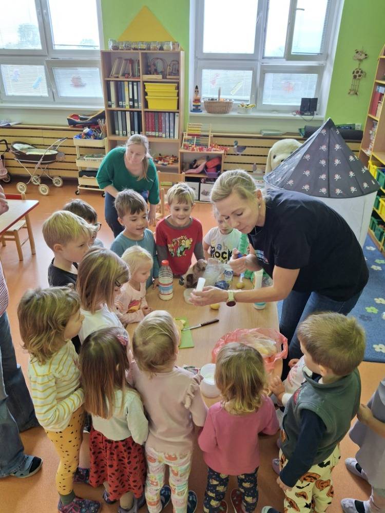 Děti MŠ se v měsíci říjnu zúčastnily projektového dne s názvem Chemie v kuchyni.