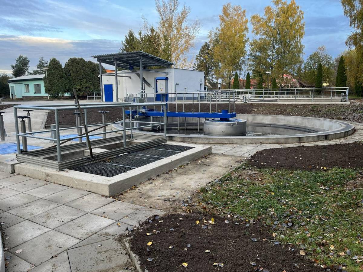 Město České Velenice úspěšně dokončilo modernizaci místní čistírny odpadních vod. Projekt v hodnotě 44,5 milionu Kč bez DPH realizovalo sdružení firem STRABAG Water s.r.o. a ENVI-PUR, s.r.o. na základě smlouvy o dílo uzavřené 24. 6. 2024.