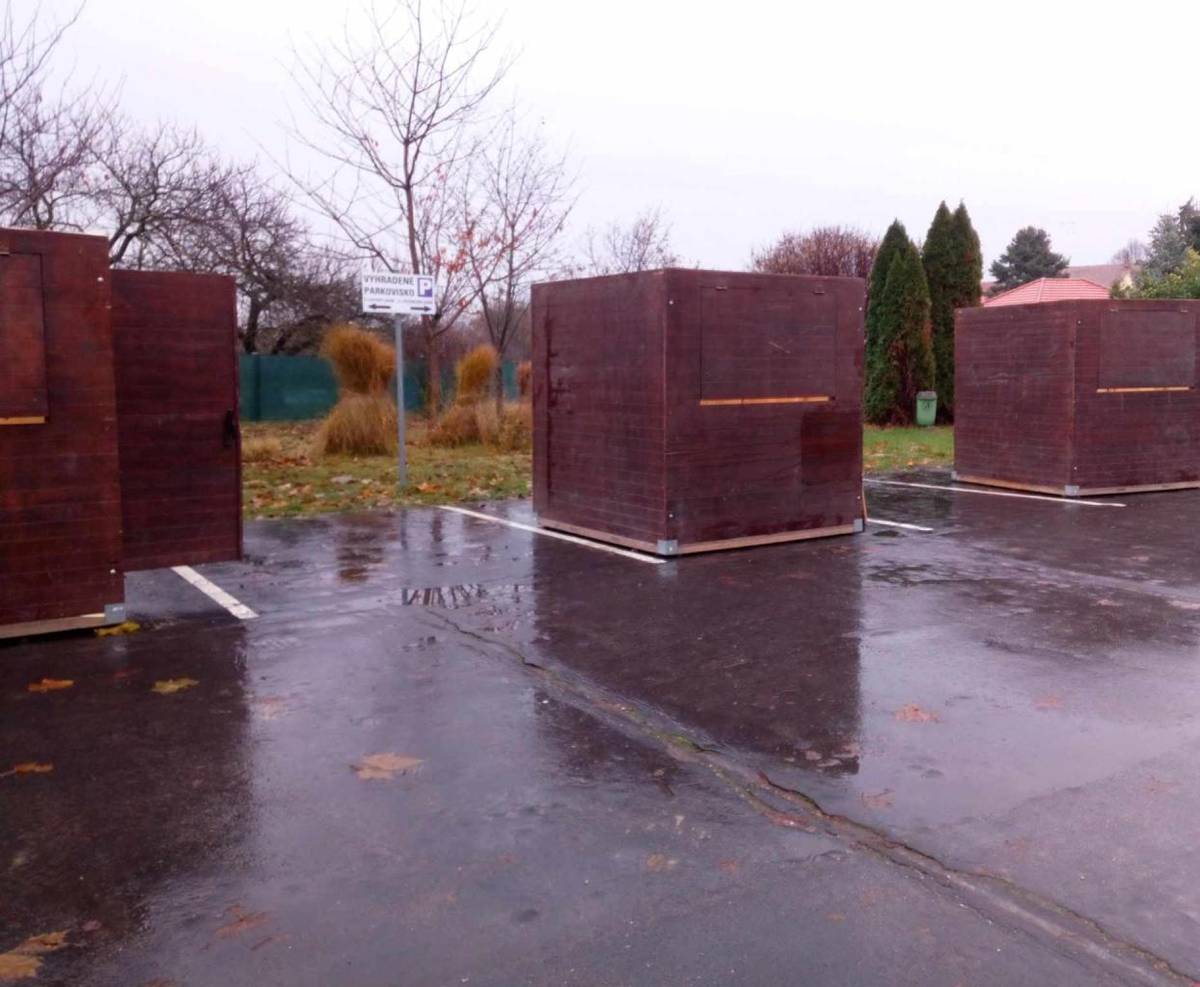 Milí občania, z dôvodu prípravných prác k vianočným trhom bude obmedzené parkovanie pri kultúrnom dome. Prosíme Vás, aby ste boli obozretní a ohľaduplní a parkovacie miesta nechali voľné pre návštevníkov lekárov. Počas trvania vianočných trhov bude areál kultúrneho domu pre vozidlá uzavretý.