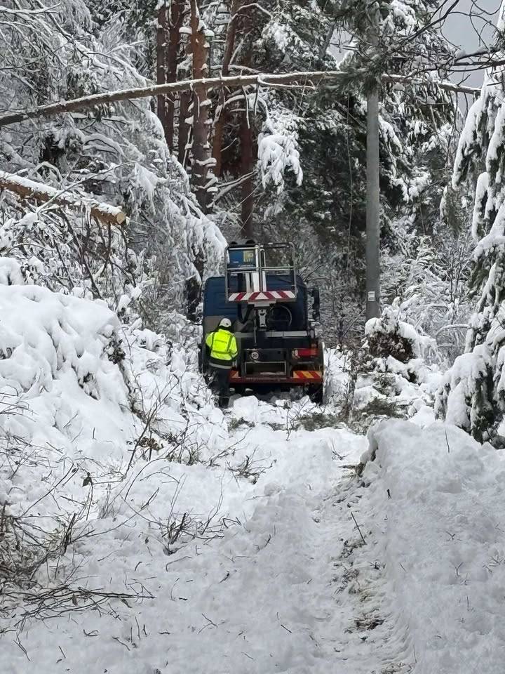 Pracovníci VSD sa momentálne nachádzajú v Šibeničnej doline. S pracovníkmi sme v neustálom kontakte a na pomoc im bola poskytnutá aj technika z Obce Smolník.
