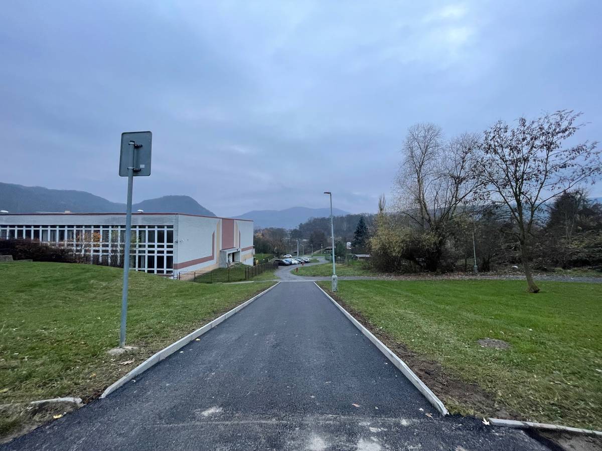 K ZŠ v Mojžíři se bude pohodlně  jezdit po novém asfaltovém povrchu.