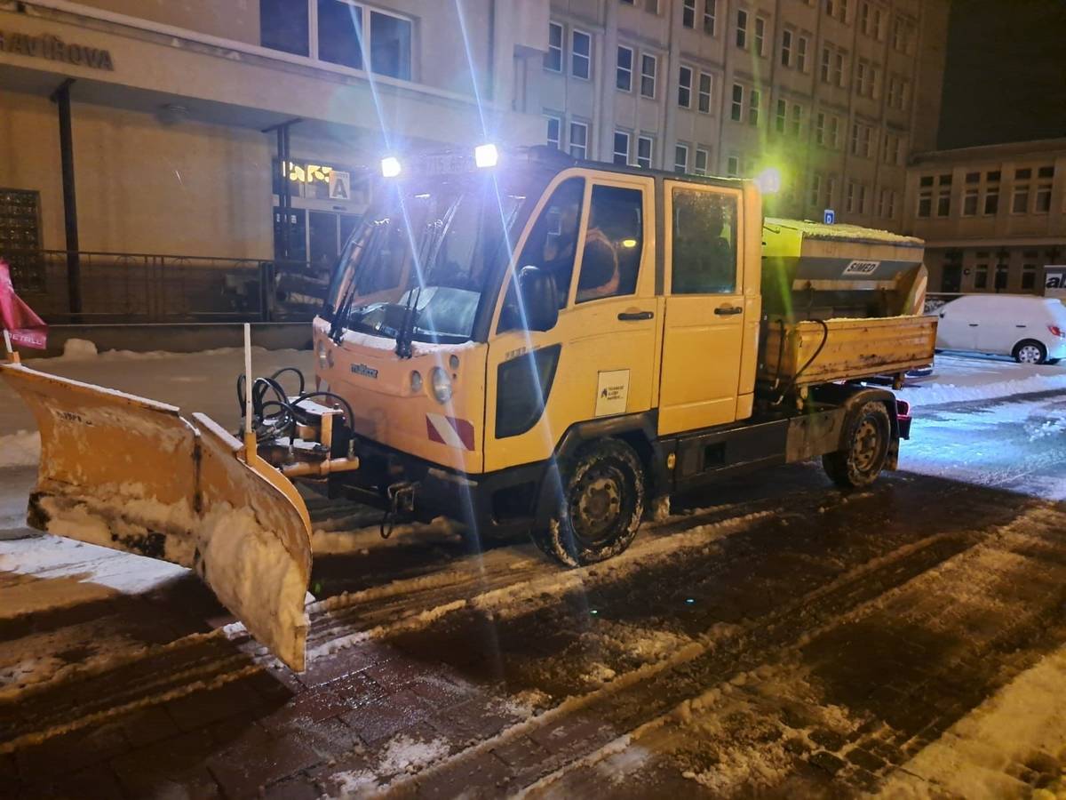 S prvními sněhovými vločkami jsou v plném nasazení zaměstnanci Technických služeb Havířov, kteří zajišťují zimní údržbu místních komunikací ve vlastnictví města. Už během víkendu začali s odklízením sněhu, posypem komunikací a zajištěním bezpečného pohybu chodců i dopravy. O víkendu byla v terénu veškerá možná technika, a to konkrétně devět kusů techniky a nakladač, přičemž použito bylo přes sto tun posypového materiálu. Údržbu schodů, lávek, úzkých chodníků a autobusových zastávek provádějí pracovníci veřejně prospěšných prací, kteří jsou v terénu.  „Práce budou pokračovat podle meteorologické situace a jak bude potřeba. Občany prosíme o ohleduplnost a opatrnost. Odklízecí čety vždy postupují prioritně od hlavních místních komunikací, kde jezdí městská hromadná doprava, přes chodníky, vozovky a průjezdy na parkovištích. Nezajíždí ale k jednotlivým domům, objektům nebo prodejnám,“ uvedl náměstek pro investice a chytré město Bohuslav Niemiec. Pozemní komunikace státu udržují dodavatelské firmy na základě smluv uzavřených s ŘSD, komunikace Moravskoslezského kraje pak uklízejí silničáři ze Správy silnic Moravskoslezského kraje. Plán zimní údržby, včetně pořadí důležitosti místních komunikací a lhůty pro zajištění jejich sjízdnosti a schůdnosti, je zveřejněn na webových stránkách města https://www.havirov-city.cz/odbor-komunalnich-sluzeb/informace/plan-zimni-udrzby-2025-2026-mapove-podklady. Jsou zde znázorněny mapové přílohy udržovaných i neudržovaných úseků vozovek a chodníků rozdělených dle barevného provedení do jednotlivých pořadí důležitosti, jmenné seznamy udržovaných úseků a jejich časové lhůty. Občané se v případě naléhavosti mohou obrátit na dispečink zimní údržby telefon: 596 802 622 nebo e-mail: dispecink@tsh.cz. https://havirov-city.cz/aktuality/ulicich-mesta-havirova-probiha-odklizeni-snehu-zimni-udrzba-cest-chodniku