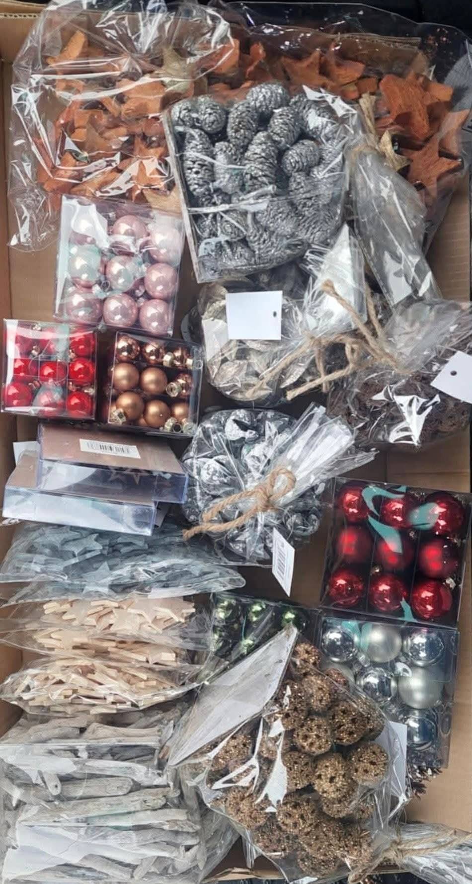 Vážení spoluobčané, v pátek 28.11 od 17.00 hodin se v sále KD koná tradiční společné tvoření adventních věnců. Letos si dovolíme vybírat 50 Kč za dospělou osobu. Senioři zdarma. S sebou potřebujete větvičky, nůžky (kleště), případně loňský korpus. Budeme rádi, když se k nám přidáte.