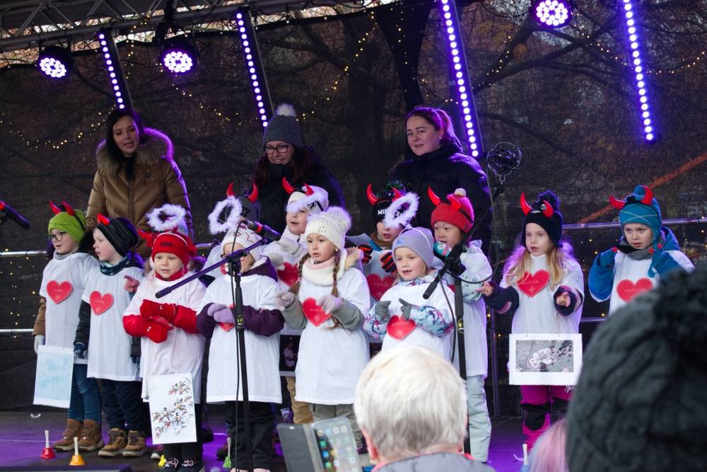 Přijďte nasát adventní náladu ještě před rozsvícením vánočního stromu. Na Karlově náměstí se můžete těšit na trhy a doprovodný program: 10:00– 13:20 vystoupení dětí z ...