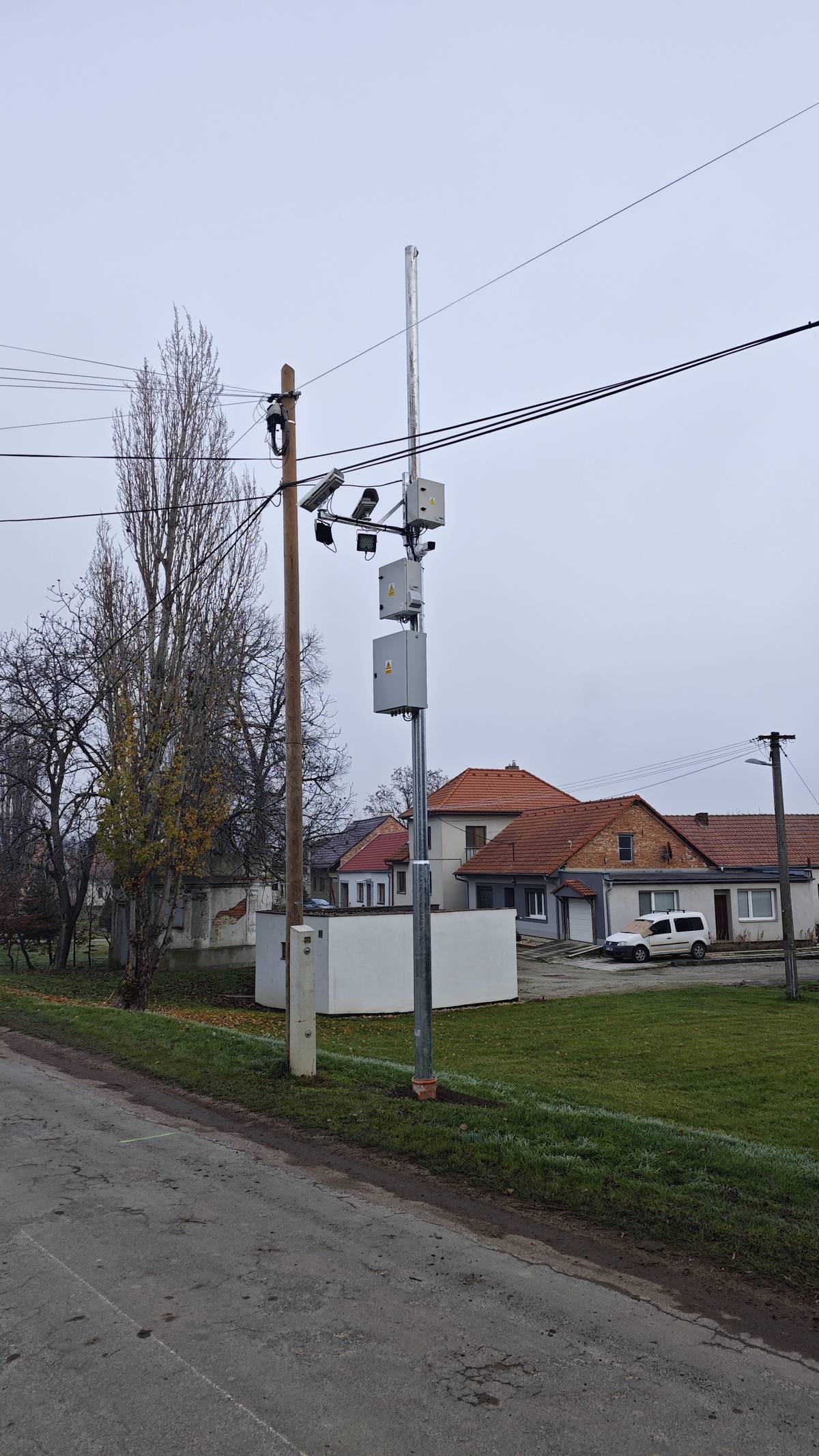 Důležitá novinka v naší obci!  V naší obci byl dokončen nový systém úsekového měření rychlosti, který vznikl ve spolupráci s městem Pohořelice. Měření bude probíhat přes celou obec, aby byla zajištěna co nejvyšší míra bezpečnosti pro všechny účastníky provozu. O termínu spuštění měření vás budeme včas informovat. Rádi bychom poděkovali vedení města Pohořelice za jejich ochotu a podporu při vybudování tohoto radaru v naší obci. Věříme, že tento krok významně přispěje ke zklidnění dopravy a zvýšení bezpečnosti.