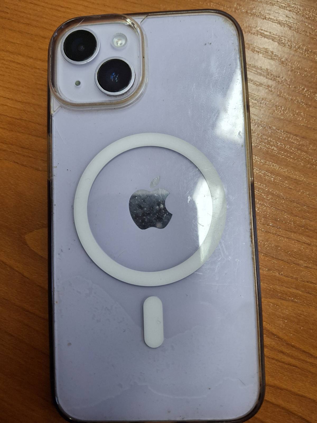 Našel se telefon. Majitel si ho může vyzvednou v kanceláři městyse. Předáme pouze majiteli, který se do telefonu heslem přihlásí.