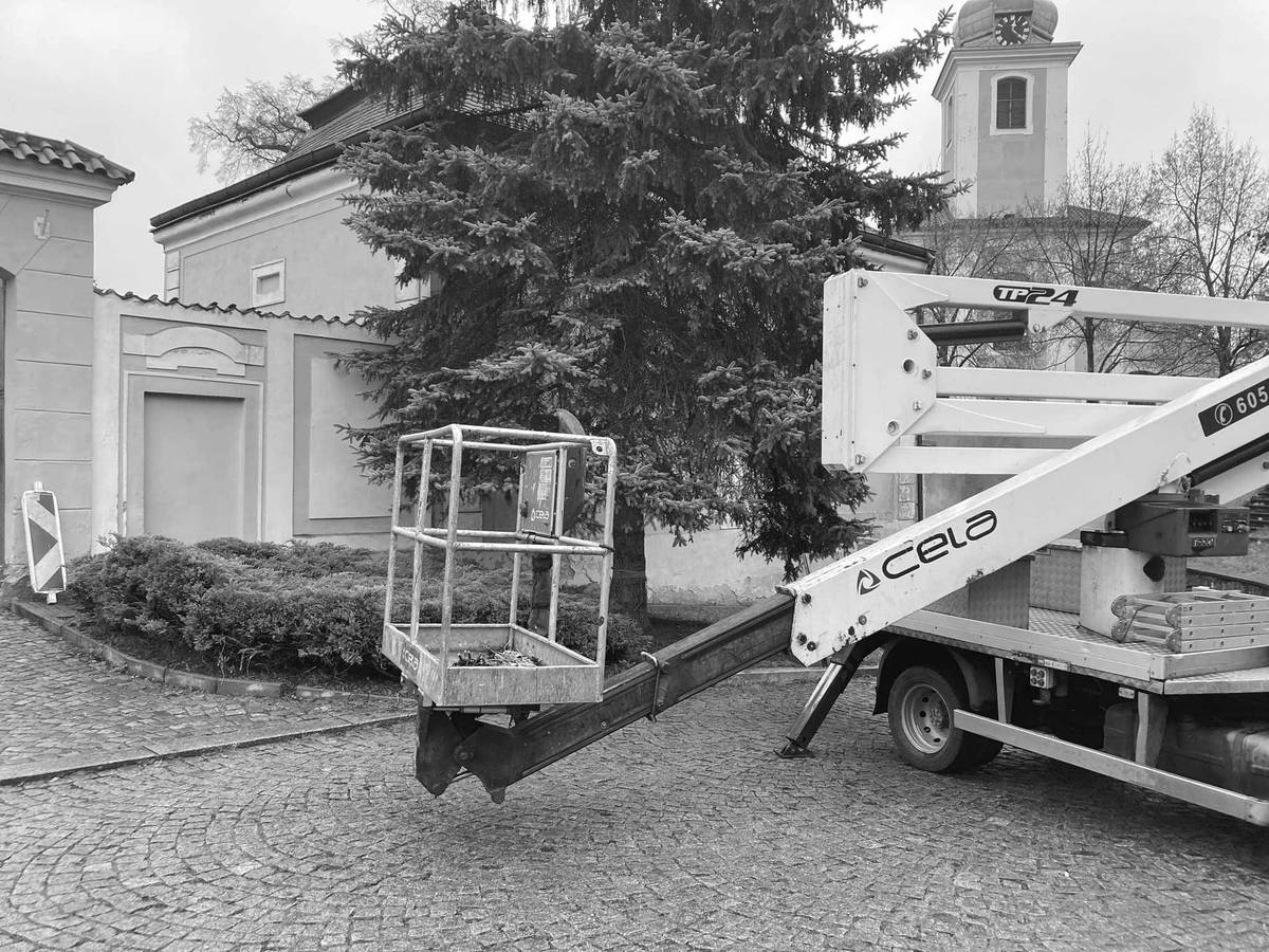 Tento týden se soustředíme na úterý. V úterý 25. 11. se bude instalovat vánoční osvětlení na strom před farou. Prosíme řidiče, aby v tento den na parkovišti neparkovali. Děkujeme. V úterý večer je kinování. V Centru Mariapoli se můžete podívat na komedii Bláznivě. Na ČSFD má film slušných 75 %. Kinování začíná v 19 hodin, vstupné je 120 Kč.