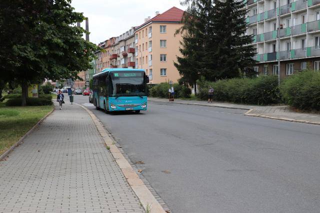 Došlo k havarijnímu poškození kanalizačního vedení, které způsobilo propad vozovky v křižovatce ulic nábř. Dr. E. Beneše a Na Odpolední. Závadu potvrdil kamerový systém. Oprava je naplánována na úterý 25. listopadu v čase od 8 do 16 hodin. Po dobu prací bude nutné dopravní omezení v místě zásahu. Autobusy linky 104 zajíždějící k AZ Svépomoc III pojedou objízdnou trasou přes ulici Polní a následně po ul. Dluhonská, která bude z tohoto důvodu jednostranně vyblokována.Foto: Na snímku nábřeží E. Beneše. Závada se týká křižovatky s ulicí Na Odpolední
