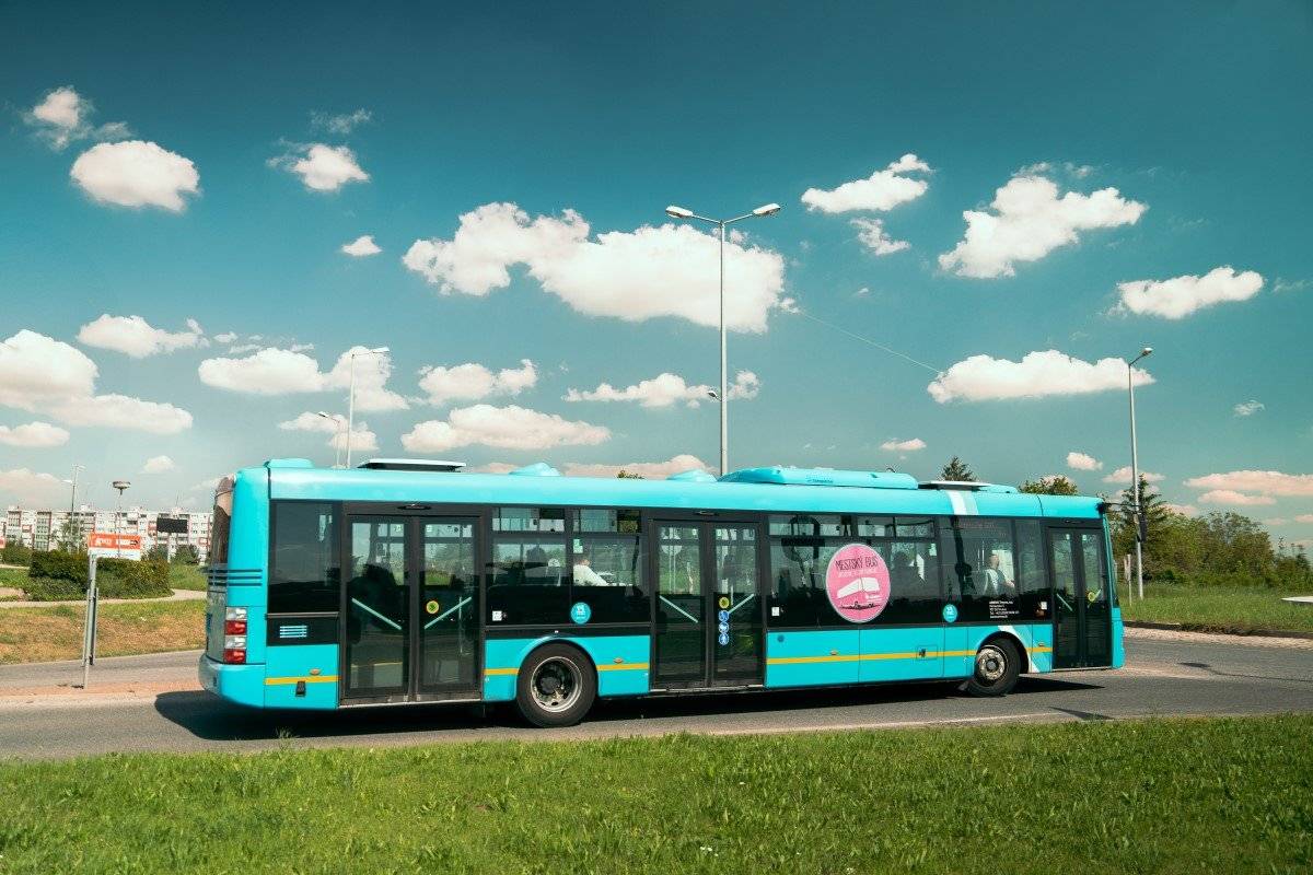 Od pondelka 24. novembra do stredy 3. decembra 2025 bude križovatka Mozartova – J. G. Tajovského úplne uzavretá z dôvodu budovania vyvýšenej križovatky.    Doprava bude vedená obchádzkou podľa dočasného dopravného značenia – v smere od J. G. Tajovského cez Čajkovského a následne späť na Mozartovu.    Uzávera sa dotkne aj trasovania MHD  Autobusové linky č. 3 a 5 MHD Trnava budú počas uzávery premávať po dočasne zmenenej trase.   V uvedenom termíne nebudú tieto linky Mestského busu dočasne obsluhovať zastávku Prednádražie B.   Zastávka Prednádražie A bude dočasne premiestnená na Ulicu J. G. Tajovského.       Ďakujeme za trpezlivosť a ospravedlňujeme sa za dočasné zníženie komfortu.   Viac informácií nájdete v tomto článku.