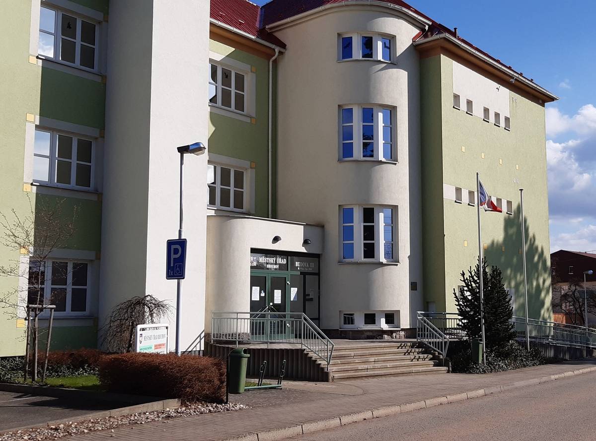 Oznamujeme tímto, že z provozních důvodů bude pracoviště evidence řidičů odboru dopravy MěÚ Broumov od 27.11.2025 až do odvolání otevřeno pro veřejnost pouze v úřední dny – v pondělí a ve středu od 7:00–11:30 h; 12:30–17:00 h.  V ostatní dny pouze po předchozí telefonické domluvě na tel. č. 491 504 314. Děkujeme za pochopení. Bc. Martin Doležal vedoucí odboru dopravy