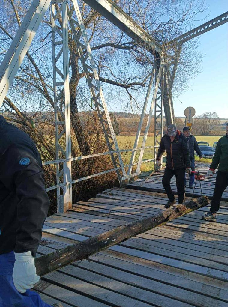 Opět opravujeme a opravujeme. Děkujeme brigádníkům za pomoc a ochotu se podílet na práci v obci!