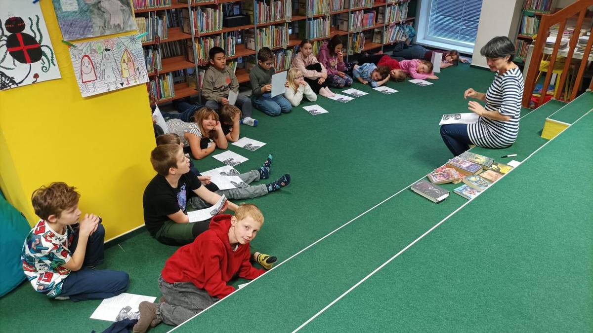 20. listopadu se naše čtvrtá třída vydala na návštěvu Městské knihovny v Kladně, kde pro nás byl připraven pestrý program na téma Sci-fi a fantasy. Na začátku jsme se dozvěděli, co oba žánry znamenají a jak se liší.