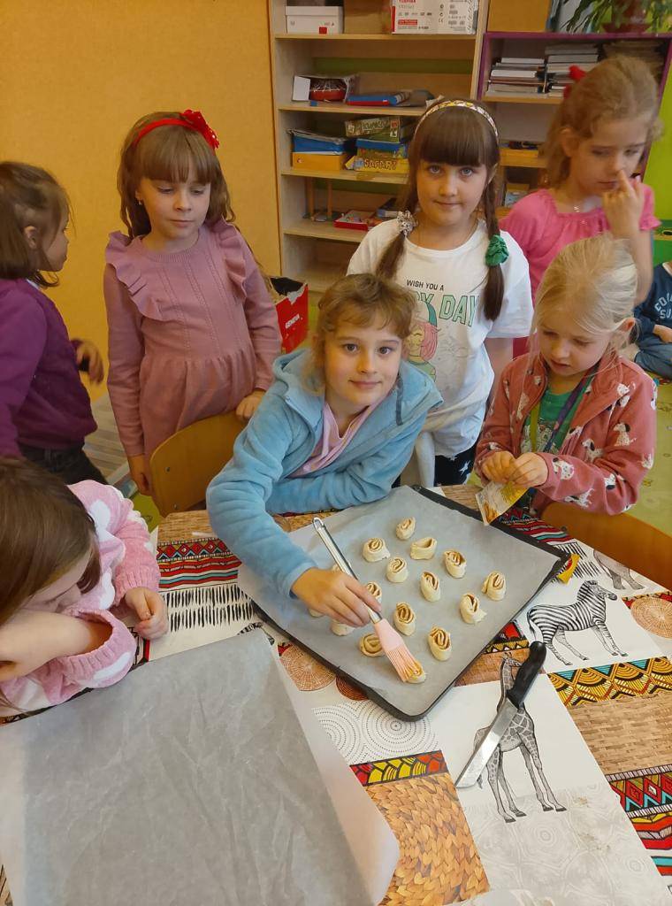 Dne 24. listopadu 2025 probíhalo v družině pečení šneků z listového těsta.