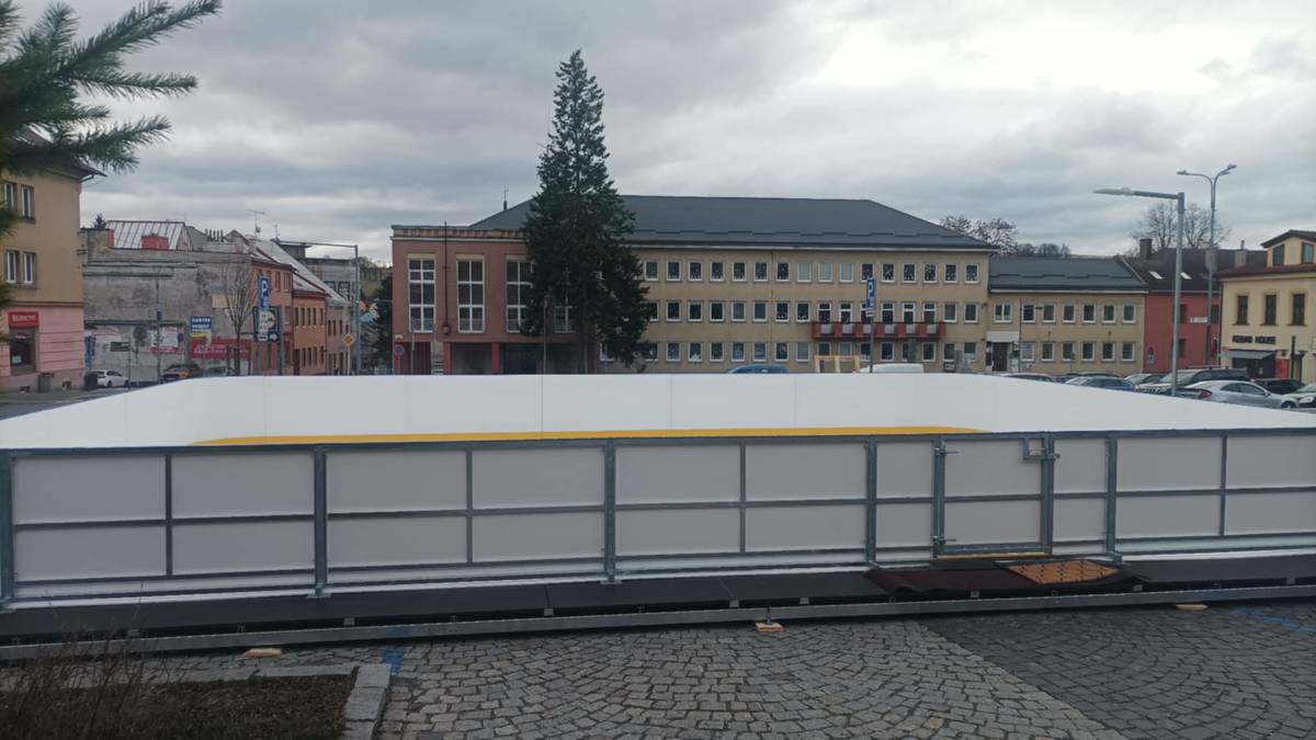 Město Vítkov pořídilo nové vlastní kluziště a od neděle 23. 11. je připravené na všechny vaše bruslařské kreace — ladné i „originální“.   Bruslení je zdarma, takže není důvod sedět doma. Veškeré informace, pravidla i provozní dobu najdete přímo na místě u kluziště.  Vemte brusle, kamarády, dobrou náladu — a hurá na to!