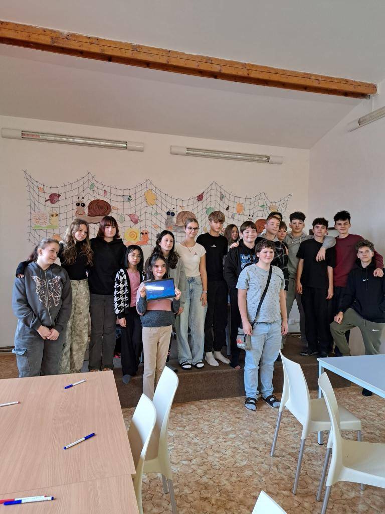 V oblastním kole piškvorek jsme letos opravdu zazářili! Naši hráči předvedli skvělou strategii, soustředění i týmového ducha – a k tomu všemu přidali pořádnou porci originality. V soutěži jsme totiž doslova servírovali vítězství, a to v menu plném žížalek, hamburgerů a donutů.