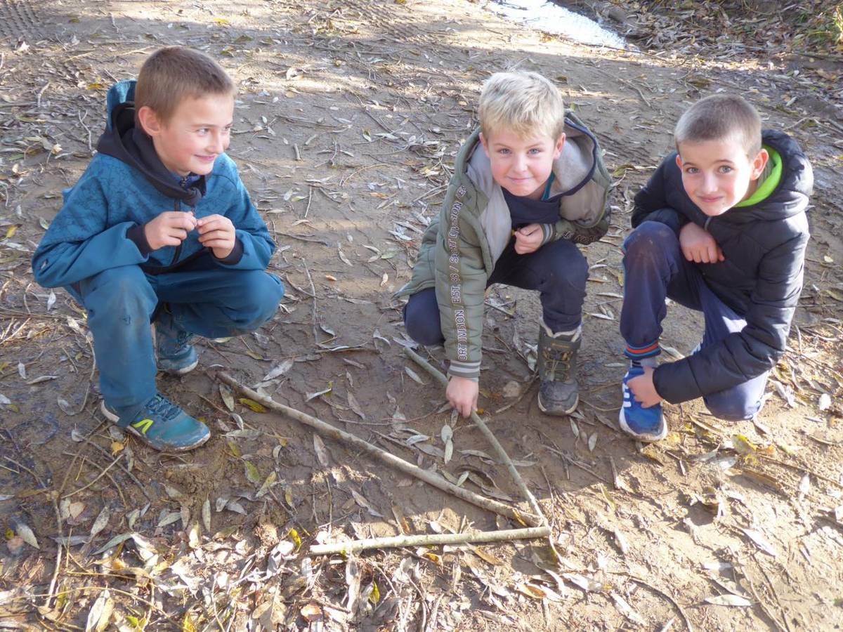 Druháci tentokrát připravili pro své mladší kamarády z první třídy dobrodružnou cestu za pokladem. Po trase v přírodě rozmístili šipky, ale i obrázky s Dubánky. Ti zjistili, jak děti umí poznávat houby a pomocí otázek prověřili i jejich znalosti z večerníčků.