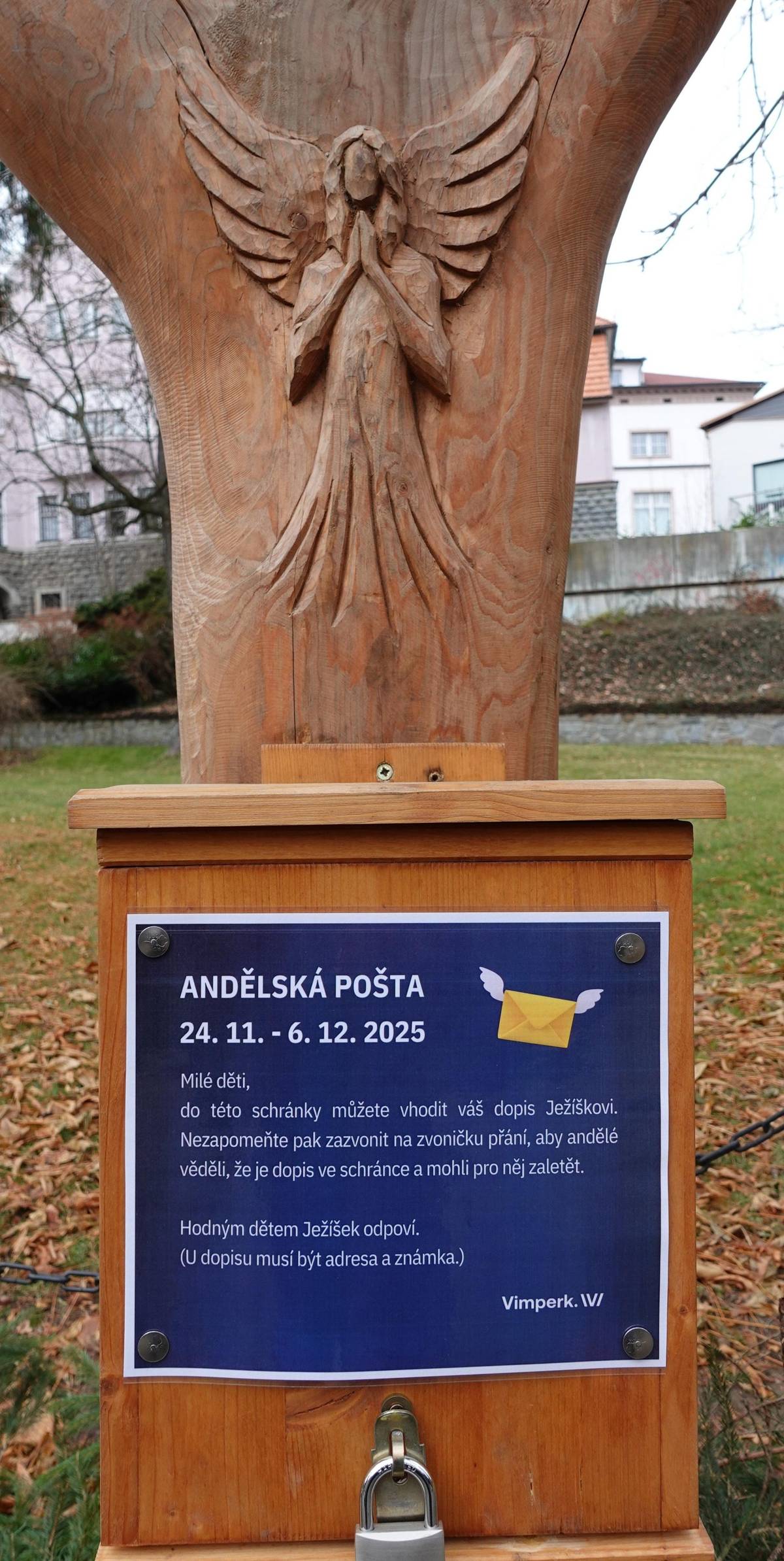 V městském parku dnes přibyla schránka na andělskou poštu.✉️ Děti do ní mohou do 6. prosince házet dopisy Ježíškovi, který jim na ně odpoví. Nezapomeňte po vhození dopisu zazvonit na zvoneček, ať se andělé dozvědí, že mají doručit další psaní! ✉️  🌟V sobotu 29. listopadu od 17 hodin před 🎄rozsvícením vánočního stromu🎄 bude v městském parku fungovat andělská poštovna, kde andělé se sepsáním dopisu pro Ježíška pomohou.   🌟Poslední příležitost vhodit dopis bude v sobotu 6. prosince, kdy kromě andělů obsadí městský park i čerti, protože se zde bude konat Vimperské peklo.