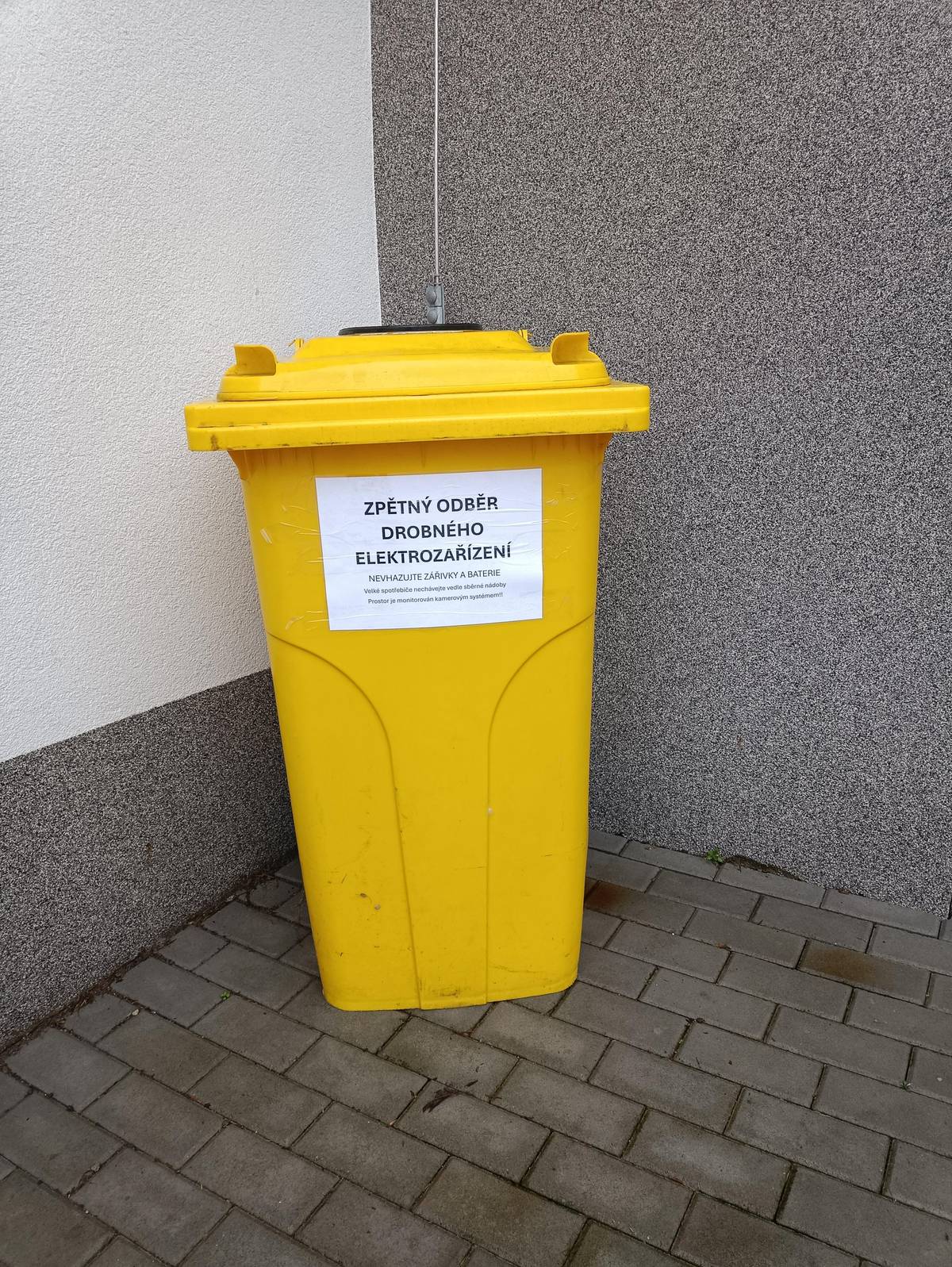Nově lze elektroodpad odkládat do žluté popelnice u garáží Obecního úřadu. Do nádoby patří drobný elelektroodpad mimo zářivek a baterií. Velké spotřebiče lze průběžně odkládat vedle sběrné nádoby. Místo zpětného odběru je monitorováno kamerovým systémem.