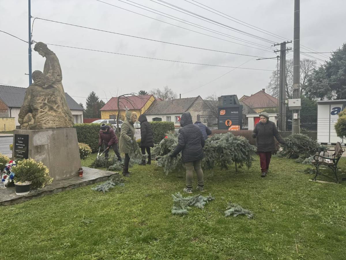 Tak ako každý rok, aj tento nám adventný veniec prišla vyzdobiť naša Jednota dôchodcov.   Ďakujeme za pomoc