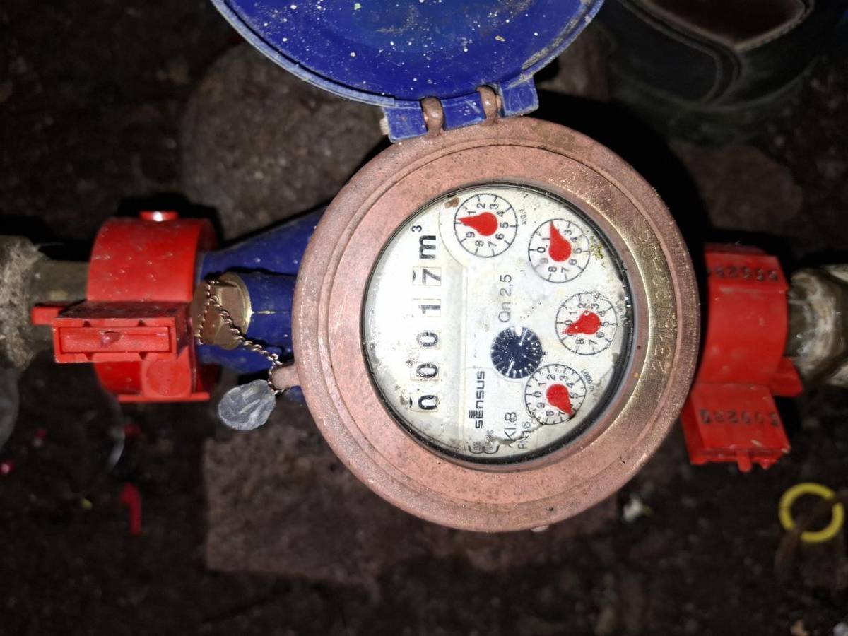 Stredoslovenská vodárenská prevádzková spoločnosť upozorňuje občanov na obmedzené možnosti odpočtov vody v novembri 2025. Žiadajú o spoluprácu pri nahlasovaní stavu vodomeru, najmä prostredníctvom interaktívnych SMS správ.