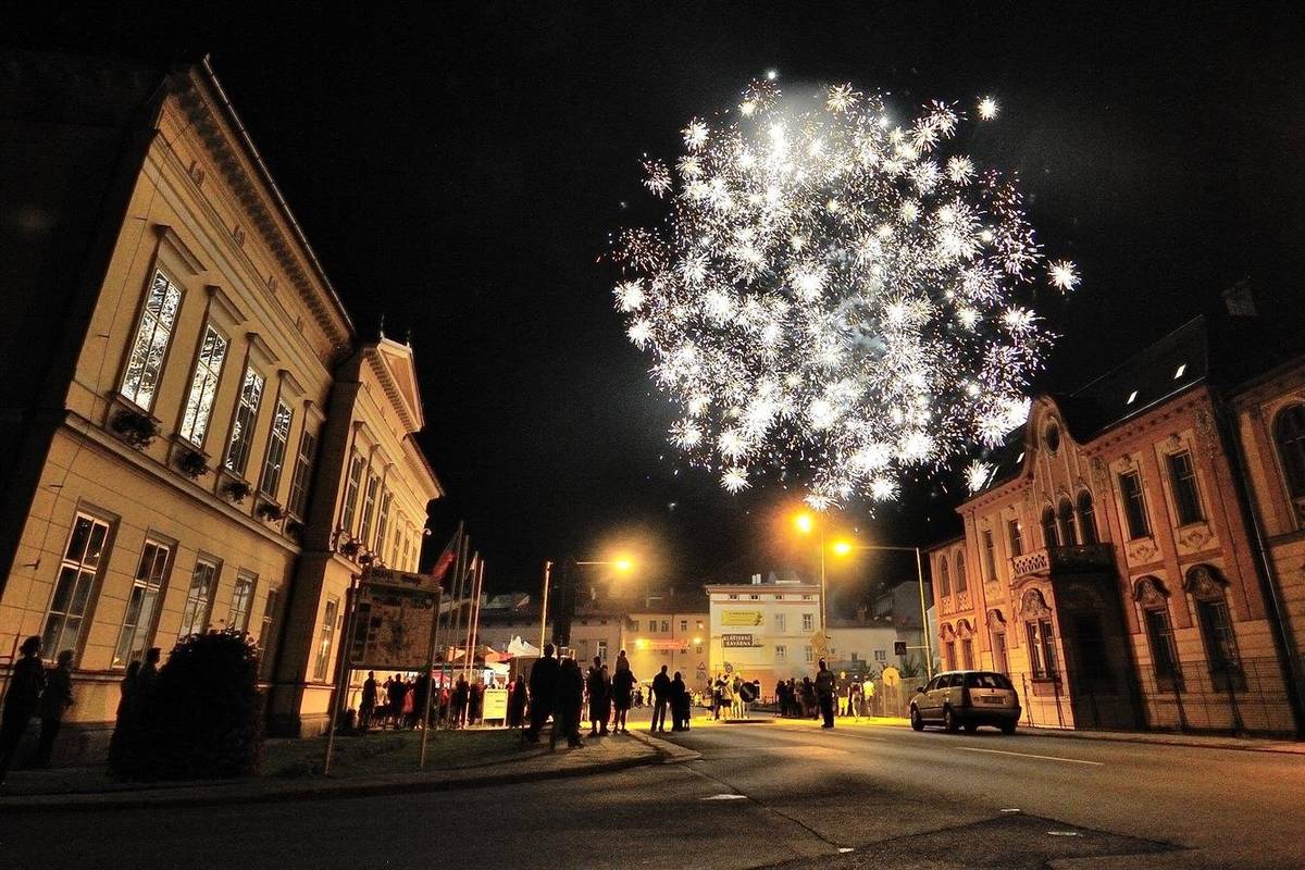 Dne 01.12.2025 vstoupí v účinnost novela zákona o pyrotechnice, která přináší několik zásadních změn. V zákoně o pyrotechnice se tak nově zakazuje používání pyrotechnických výrobků, s výjimkou kategorie F1, pokud jde o jejich odpalování nebo užívání k provádění ohňostrojných prací nebo ohňostrojů, ve vzdálenosti do 250 metrů od objektů, jako jsou:  nemocnice domovy pro seniory stacionáře útulky záchranné stanice zoo objekty k chovu zvířat a další.  Zákaz se týká kategorií pyrotechnických výrobků F2–F4, T1–T2, P1–P2, v praxi tak půjde zejména o kategorii F2, tedy zábavní pyrotechniku, která představuje malé nebezpečí a nízkou úroveň hluku, která je určena pro venkovní použití na omezených plochách. Jedná se například o menší rakety, petardy s nižší hlučností, malé římské svíce, menší fontány a gejzíry, větší stroboskopy apod. Tyto výrobky jsou prodejné osobám, které dosáhly věku 18 let a lze je koupit pouze v „kamenných prodejnách“, nikoli ve stáncích či na tržnicích.   K zobrazení zón, kde v souvislosti se zákonem o pyrotechnice nelze mj. uvedené pyrotechnické výrobky používat, lze využít mapovou aplikaci, kterou připravilo Ministerstvo zemědělství. Odkaz na mapovou aplikaci – https://1url.cz/zJSKe  Text zdroj: webové stránky Ministerstva průmyslu a obchodu https://1url.cz/oJO2l Odkaz na Zákon č. 344/2025 Sb. – https://www.e-sbirka.cz/sb/2025/344?zalozka=text  Pozn.: Kategorie F1 – zábavní pyrotechnika, která představuje velmi malé nebezpečí a má zanedbatelnou úroveň hluku, a která je určena pro použití na omezených plochách, včetně zábavní pyrotechniky určené k použití uvnitř obytných budov. Tato pyrotechnika je prodejná osobám, které dosáhly věku 15 let. Příklad: prskavky, práskací kuličky, bouchací provázky, stolní/dortové fontány, bengálské pochodně, malé stroboskopy.