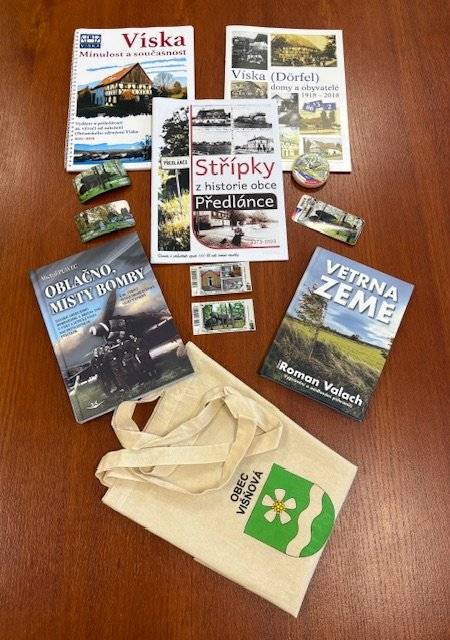 🎄 V sobotu 29.11.2025 na akci  "Rozsvícení vánočního stromu ve Višňové"  bude k prodeji kalendář Obce Višňová na rok 2026. Letos máme připravené dva druhy - nástěnný a stolní. 🛍️ K zakoupení pro vás máme přichystané i následující:    turistická známka 40,- Kč   turistická vizitka 12,- Kč   turistická magnetka 40,- Kč   turistická nálepka 15,- Kč   látková taška Obce Višňová 50,- Kč   publikace „Víska domy a obyvatelé“ 150,- Kč   publikace „Víska minulost a současnost“  100,- Kč   publikace „Střípky z historie Obce Předlánce“ 110,- Kč   kniha „Větrná země“ od Romana Valacha 300,- Kč   kniha „Oblačno, místy bomby“ od Michala Plavce 320,- Kč