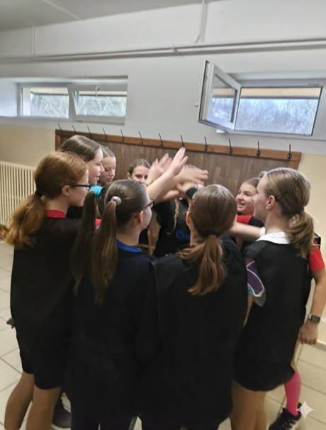 Mladší žákyně ZŠ Osek se zúčastnily školního okresního kola ve florbale, kde je ve skupině čekala silná konkurence ze ZŠ T. G. M. Rokycany, ZŠ Strašice, ZŠ Radnice a Gymnázia Rokycany.