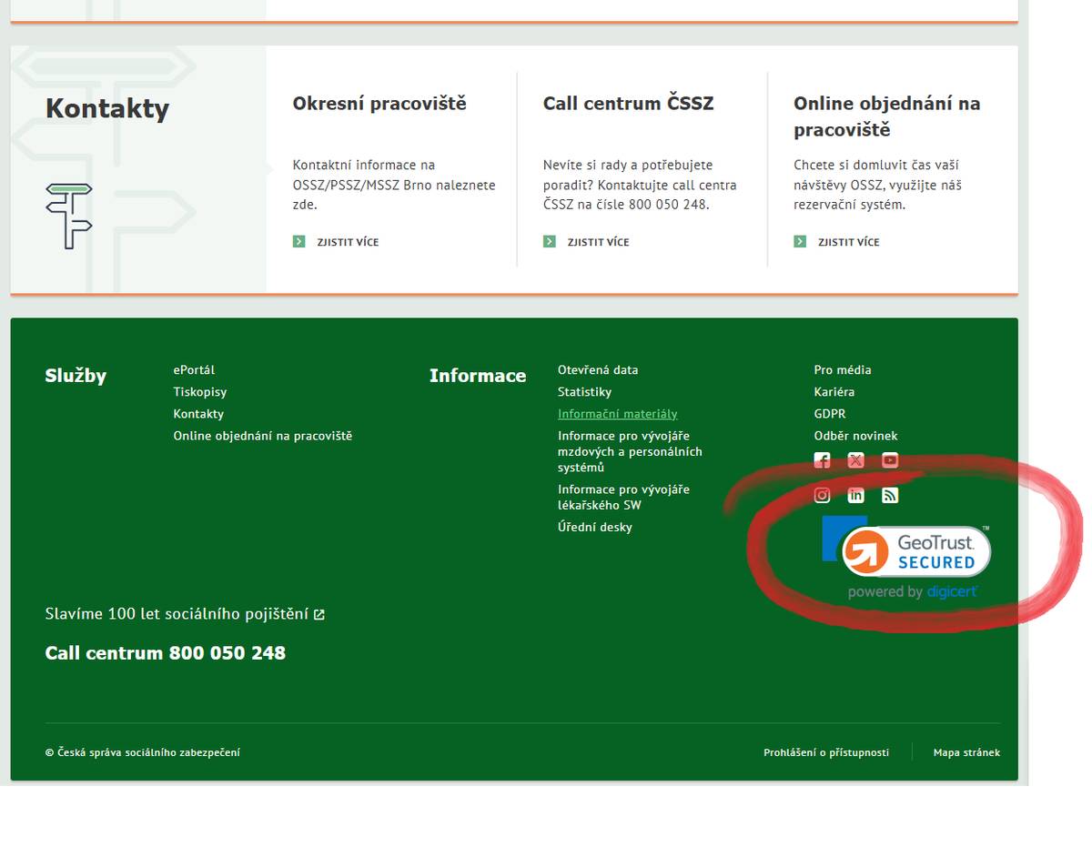 V současné době Česká správa sociálního zabezpečení (ČSSZ) registruje novou formu podvodného jednání. Podvodníci telefonují občanům jménem soukromých firem a tvrdí, že jsou „pověřeni“ kontrolou správnosti evidovaných dob pojištění pro výpočet starobního důchodu. Často se odvolávají i na údajné pověření od České národní banky (ČNB). Cílem je vzbudit důvěru volaného a následně si vynutit osobní návštěvu v jeho bydlišti. Podvodníci působí profesionálně a mohou znát vaše osobní údaje, například jméno nebo adresu. Telefonují z běžných mobilních čísel a nabízejí „překontrolování odpracovaných let“ či „pomoc s výpočtem důchodu“. Ve skutečnosti se však snaží vylákat z vás vaše osobní či finanční informace, případně vás přimět k podpisu nevýhodných smluv. Mohou vám způsobit finanční nebo jinou újmu, kterou je později velmi obtížné napravit. Na tyto podezřelé hovory a nabídky osobních návštěv nereagujte. Pokud si nejste jisti pravostí hovoru, ihned jej ukončete. ČSSZ ani ČNB neprovádějí kontroly dob pojištění prostřednictvím soukromých firem, neposílají své pracovníky do domácností a nikdy nevyžadují osobní či finanční údaje prostřednictvím nevyžádaného telefonátu. V případě pochybností kontaktujte přímo ČSSZ nebo Policii České republiky prostřednictvím oficiálních kontaktů. Pokud vás někdo vyzývá k poskytnutí údajů nebo chce navštívit vaše bydliště, berte to vždy jako varovný signál a buďte obezřetní. Oficiální webové stránky ČSSZ jsou www.cssz.cz a eportal.cssz.cz a jejich pravost poznáte podle digitální pečeti společnosti DigiCert umístěné na stránce vpravo dole. Po kliknutí na symbol/obrázek pečeti se zobrazí identifikační údaje ČSSZ – tak si snadno ověříte, že jste na oficiálním webu.