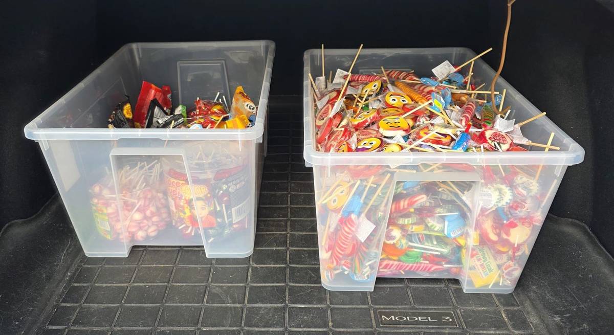 Srdečné poděkování všem, kteří se zapojili do Lízátkové výzvy.    Předány dva plné boxy lízátek spolu s přáním velké síly a lepších zítřků všem malým i velkým hrdinům, kteří se léčí na onkologickém oddělení FNOL.