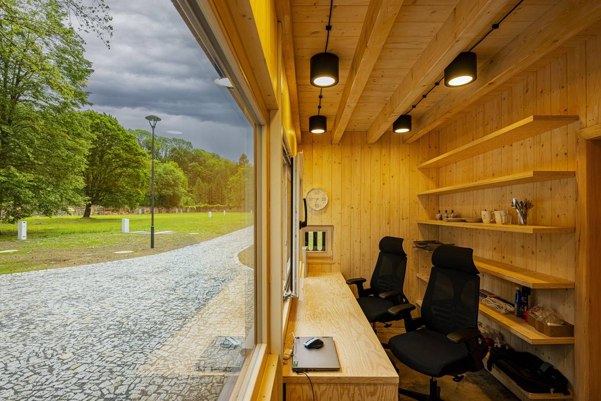 Skvělá příležitost pro vaše podnikání v cestovním ruchu! Město Frýdlant vyhlašuje záměr pronajmout oplocený autokemp o rozloze 15 857 m² v malebném prostředí severních Čech. Areál se nachází v těsné blízkosti historického centra města a krásné přírody Jizerských hor. Pokud hledáte jedinečnou podnikatelskou příležitost v oblasti rekreace a cestovního ruchu, tento autokemp je ideální volbou. Proč právě tento autokemp? ·         Atraktivní lokalita – v srdci Frýdlantského výběžku, ideální pro turistiku, cykloturistiku a výlety do okolní přírody. ·         Kompletní zázemí – kemp nabízí upravenou plochu pro ubytování v karavanech, obytných vozidlech a stanech, sociální zařízení, elektrické přípojky, výlevku pro obytná vozidla a možnost provozování bistra. ·         Oblíbené místo – pravidelně navštěvované turisty, rodinami s dětmi a milovníky přírody. ·         Podpora města – spolupráce s městem Frýdlant na propagaci a rozvoji turistického ruchu.   Možnosti využití a rozvoje Areál nabízí široké možnosti rozvoje podle vašeho podnikatelského záměru – například rozšíření služeb o občerstvení, sportovní aktivity, tematické akce nebo relaxační zónu. Potenciál kempu je obrovský a záleží jen na vaší kreativitě.   Důležité termíny a podmínky Doba pronájmu: 1. 4. 2026 – 31. 10. 2031 (s možností zkušební lhůty do 31. 10. 2026) Minimální nájemné: 10 000 Kč/měsíc (bez DPH) Podání nabídek: do 16. 1. 2025 do 12:00 hod. na Městský úřad Frýdlant, označeno: „Pronájem autokempu Frýdlant – neotvírat“ Nabídka musí obsahovat: ·         Nabízené nájemné a profesní/kvalifikační předpoklady ·         Návrh provozování autokempu ·         Plán oprav a údržby ·         Návrh propagace a plánované akce   Více informací k vyhlášenému záměru na pronájem jsou uveřejněny na úřední desce města!   Více informací a možnost prohlídky areálu: Bc. Martina Černá Vedoucí odboru majetkosprávního 📞 725 752 809 ✉️ martina.cerna@mu-frydlant.cz   Nezmeškejte šanci provozovat jedinečný autokemp v krásném prostředí severních Čech!