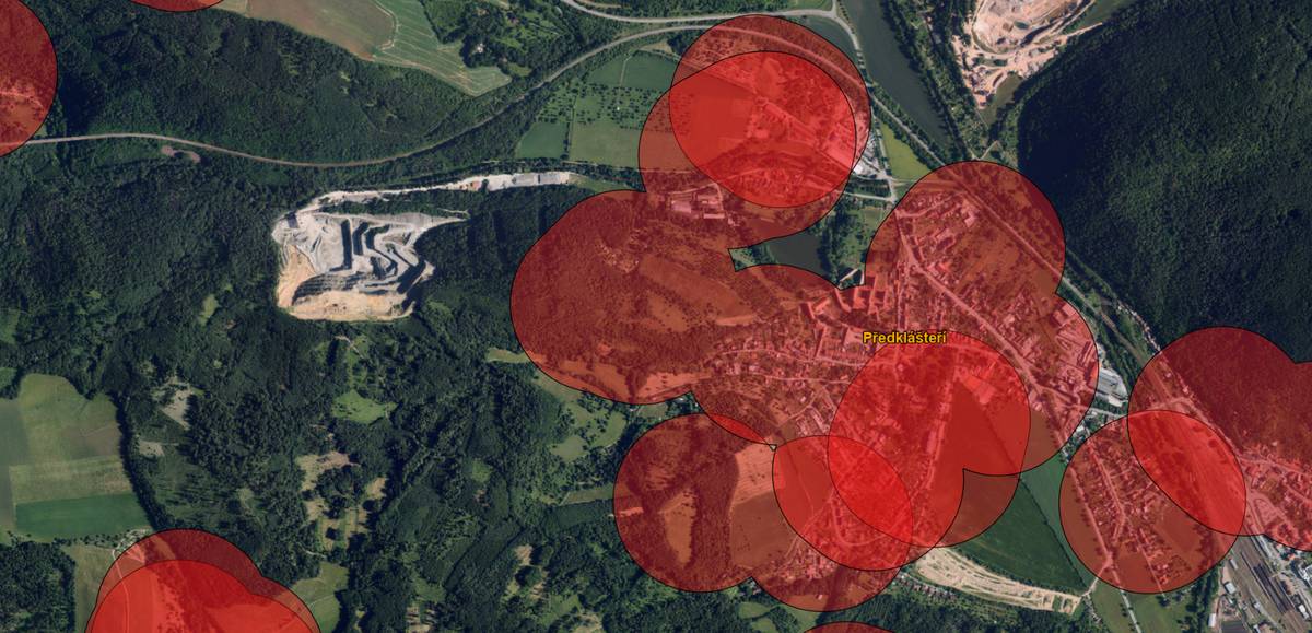 Od 1. prosince 2025 vstupuje v platnost novela zákona o pyrotechnice, která stanovuje zákaz používání veškeré zábavní pyrotechniky, pořádání ohňostrojů a provádění ohňostrojných prací ve vybraných ochranných zónách.   Zavádí se celorepublikový zákaz odpalování pyrotechniky (a jejího používání ohňostrojů či ohňostrojovým pracím)   Zákaz platí do vzdálenosti 250 metrů od: - zdravotnických zařízení poskytujících lůžkovou péči - domovů seniorů a zařízení pro osoby se zdravotním    postižením - útulků, záchranných stanic, záchranných center a zoologických zahrad - objektů určených pro chov hospodářských zvířat - další zařízení, která určí Ministerstvo zemědělství   Kategorie F1 (malá zábavní pyrotechnika) zůstává povolena- jde např. o prskavky nebo malé fontány.   Ministerstvo zemědělství vyhotovilo mapovou aplikaci, do které vložilo všechny registrované chovy. Vstoupit do ní můžete pro kniknutí na odkaz a vyberete „ vstoupit“: https://agrigis.gov.cz/portal/apps/instant/basic/index.html....   S porušením zákona jsou spojeny vysoké pokuty, proto je na místě zákon respektovat.