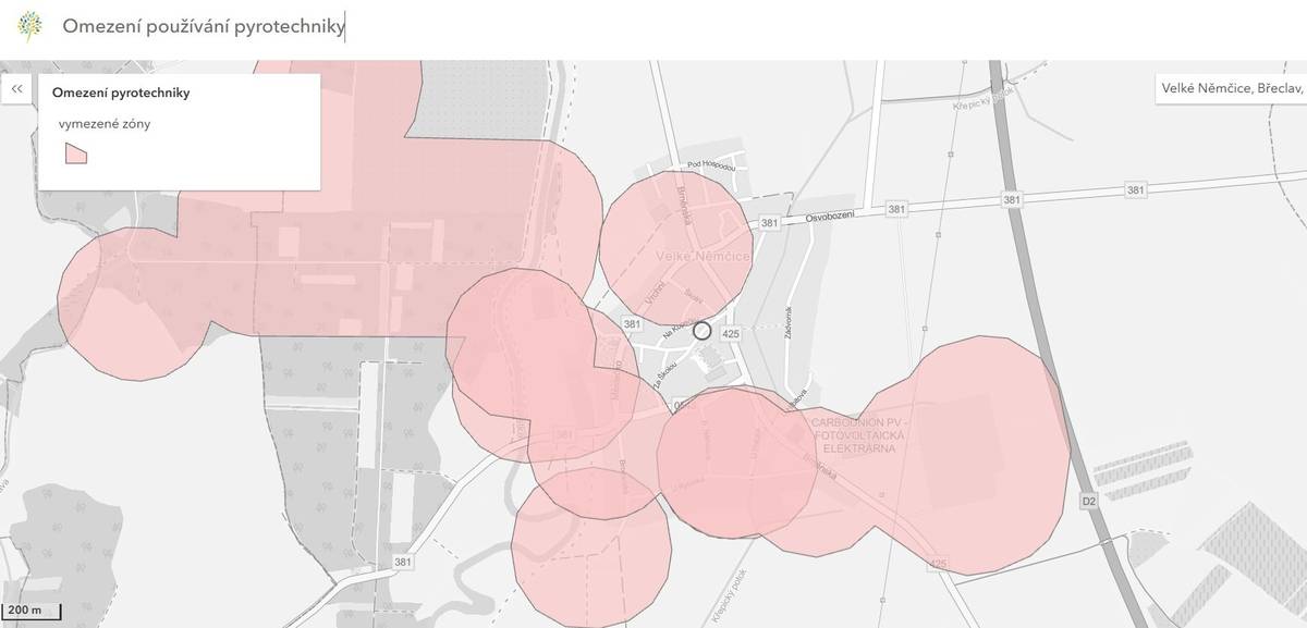 Zákaz zacházení s pyrotechnickými výrobky Městys Velké Němčice informuje občany o novém zákazu používání pyrotechniky v okruhu 250 metrů od určitých míst a staveb - např. zdravotnická zařízení, útulky, objektů s chovnými zvířaty ad., Zákaz vnikl novelizací zákona 206/2015 Sb. o pyrotechnice a začne platit od 1. prosince 2025. Zákaz se vztahuje na většinu pyrotechnických výrobků! Mapa zón, kde je tento zákaz uplatňován, je k dispozici na mapovém portálu Ministerstva zemědělství, nebo na přiloženém obrázku. Nedodržení zákazu může být považováno za přestupek s uložením pokuty do výše 500 000 Kč. Novela zákona o pyrotechnických výrobcích a zacházení s nimi uvádí následující zóny zákazu: § 35b zákona 206/2015 Sb. - Zákaz zacházení s pyrotechnickými výrobky Zacházet s pyrotechnickými výrobky s výjimkou kategorie F1, pokud jde o jejich odpalování, a dále jejich užívání k provádění ohňostrojných prací nebo ohňostrojů, je zakázáno ve vzdálenosti do 250 m nebo, stanoví-li návod k použití větší bezpečnou vzdálenost, do této vzdálenosti od a) stavby zařízení poskytujícího zdravotní lůžkovou péči, domova pro seniory, domova pro osoby se zdravotním postižením, domova se zvláštním režimem, denního stacionáře, týdenního stacionáře nebo centra denních služeb, b) pozemku, na němž je provozován útulek, záchranná stanice, záchranné centrum nebo zoologická zahrada, nebo c) objektu evidovaného v evidenci hospodářství podle objektů určených k chovu evidovaných zvířat vedené podle zákona o zemědělství. Druhy pyrotechnických výrobků: F1 (velmi malé nebezpečí)  Produkty: Drobnosti jako prskavky, bouchací kuličky, pistolové kapsle a malé fontánky. Věk: Od 15 let.  F2 (malé nebezpečí)  Produkty: Běžné petardy, fontány, rakety, římské svíce a kompaktní baterie. Věk: Od 18 let.  F3 (středně velké nebezpečí)  Produkty: Větší fontány, silnější petardy, velké rakety a větší kompaktní baterie. Věk: Od 21 let.  F4 (velké nebezpečí)  Produkty: Profesionální ohňostroje a jiné pyrotechnické výrobky určené pro odpalování velkých ohňostrojů. Věk: Pouze pro osoby s osvědčením o odborné způsobilosti (licencí).   Mapová aplikace omezení pyrotechniky: https://agrigis.gov.cz/portal/apps/instant/basic/index.html?appid=ded81b51ac6e4ea1b071ef28122f547b