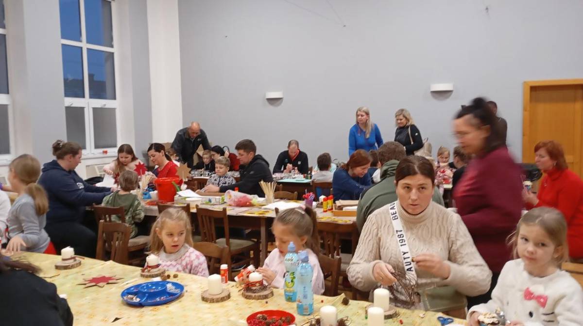 Užili jsme si společené předvánoční chvíle při tvoření adventních svícnů, zápichů, stromečků a malováných hrnků.