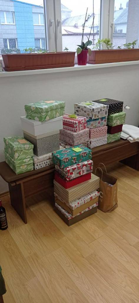 Projekt s názvom 'Koľko lásky sa zmestí do krabice od topánok' sa zameriava na zber a darovanie lásky v rôznych formách. Cieľom je poukázať na dôležitosť solidarity a podpory v našej komunite.