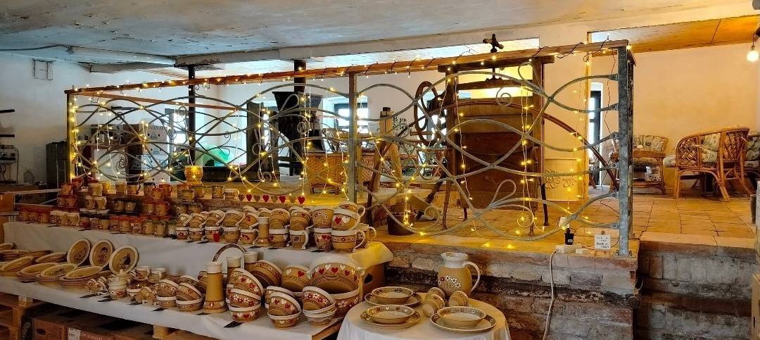 LM keramika vás zve tento víkend na Advent v dílně. Akce se koná 29. a 30. listopadu od 10.00 do 18.00 v historických prostorách keramické dílny ve Zbraslavci č.p. 42. Přijďte se svátečně naladit, nakoupit keramické dárky a dát si horký punč.