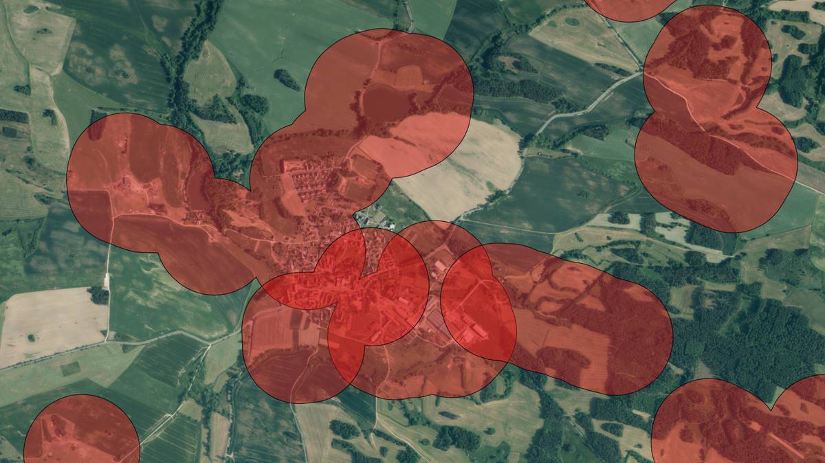 Vážení občané, od 1. prosince 2025 vstupuje v účinnost novela zákona č. 206/2015 Sb., o pyrotechnice, která zásadně mění pravidla pro používání zábavní pyrotechniky. Níže najdete shrnutí hlavních změn. Co se mění: Podle § 35b  zákona č. 344/2025 Sb. se zavádí celorepublikový zákaz odpalování pyrotechniky (a jejího používání k ohňostrojům či ohňostrojným pracím) do vzdálenosti 250 metrů od tzv. chráněných objektů a míst – např. nemocnice a léčebny s lůžkovou péčí, domovy pro seniory a obdobná zařízení, útulky pro zvířata, ZOO, chovy zvířat a další zařízení podle zákona o zemědělství. Kategorie F1 (malá zábavní pyrotechnika) zůstává povolena, jedná se tedy o prskavky, malé stolní fontány, práskací kuličky a podobné drobné efekty, ty zůstávají volně použitelné. Kategorie F2 a F3 (petardy, rakety, větší fontány a baterie ohňostrojů s více než 10 kg čisté výbušniny) bude nutné oznamovat nejméně 5 pracovních dnů předem Hasičskému záchrannému sboru kraje, Obvodnímu báňskému úřadu a obci. Vyšší kategorie pyrotechniky (F4, T2 a P2) smí používat pouze odborně způsobilé osoby. Od 1. července 2026 se pak tato povinnost rozšíří i na vybrané činnosti v kategorii F3.   Co z toho plyne pro obec Svéradice? Není třeba vydávat žádnou obecní vyhlášku – zákon stanoví základní ochranu sám o sobě. Na území naší obce tedy bude automaticky platit zákaz používání pyrotechniky v zónách vymezených zákonem. Mapa zón je dostupná na adrese: Omezení používání pyrotechniky Zdroj informací: Ministerstvo zemědělství: Mapová aplikace omezení pyrotechniky | MZe
