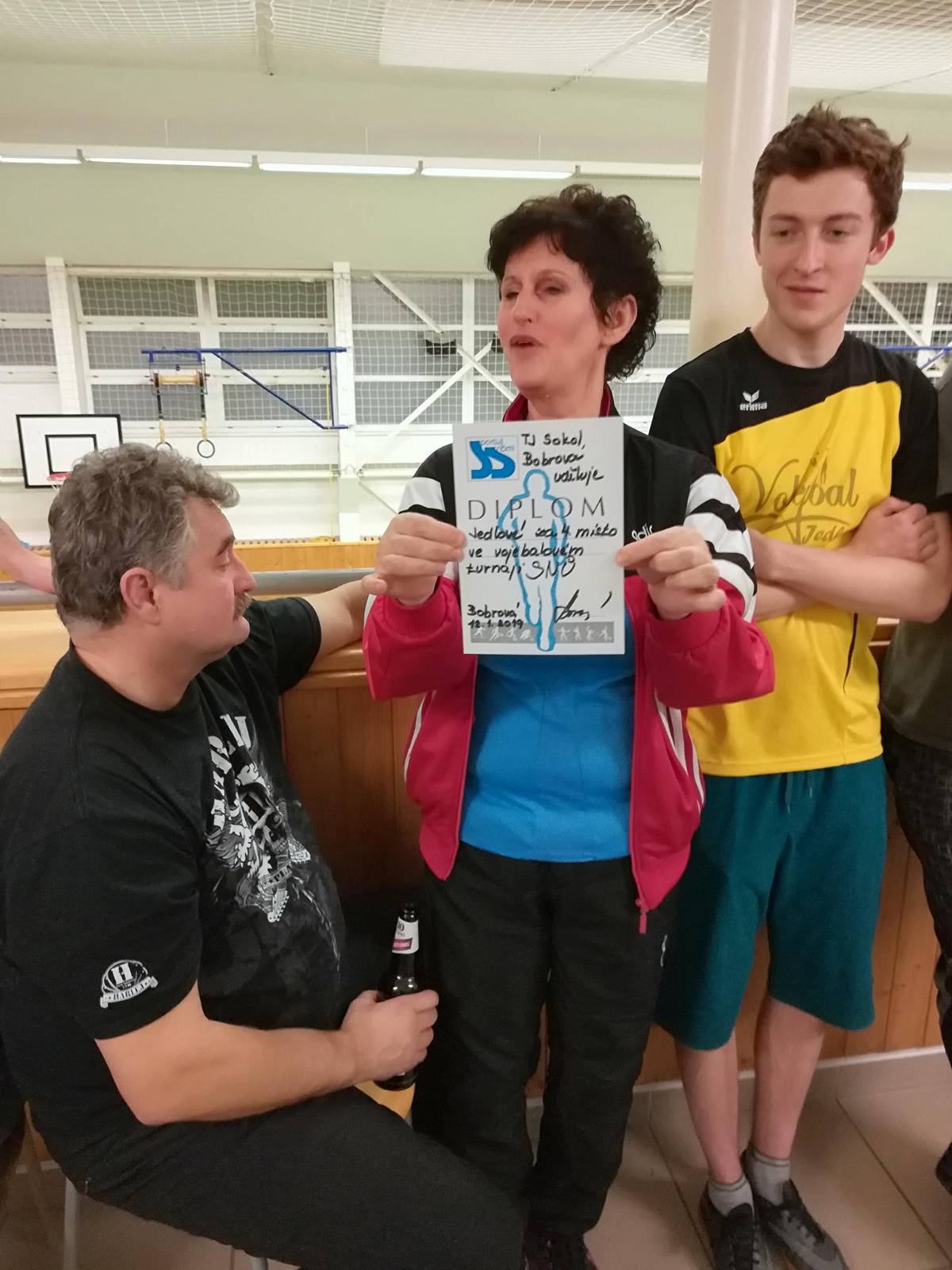 Volejbal má v našem sokolském oddílu dlouhou tradici – hraje se už více než 60 let. Během této doby jsme odehráli nespočet turnajů, od neregistrovaných soutěží až po krajská kola. V minulosti oddíl neměl k dispozici vlastní kurt ani tělocvičnu. V zimním období se proto trénovalo v Sokolovně, případně v hale v Novém Městě nebo v Rožné. Po dostavbě školy se tréninky ustálily a pravidelně se hraje každé úterý a čtvrtek. Každoročně se také účastníme lednových a pouťových turnajů. Současní aktivní hráči   Smažilová Jana st. – vedoucí oddílu a organizátor (tel. 734 603 182)   Ventrubová Jana   Strnadová Zdena   Hájková Lucie   Ambrožová (Tulisová) Markéta   Jašová Veronika   Šindlerová Božena   Jaroš Petr   Šindler Jiří   Šindler Tomáš   Hájek Jiří   Kostelecký Milan   Martínek Pavel   Rous Josef     2018 Volejbalový turnaj v Bobrové         1761555322475.jpg            1761555322509.jpg            1761555322443.jpg            1761555322412.jpg     2018 Volejbalový turnaj ve Žďárci         IMG_20181215_184715.jpg     2019 Volejbalový turnaj v Bobrové         1761555127737.jpg            1761555127682.jpg