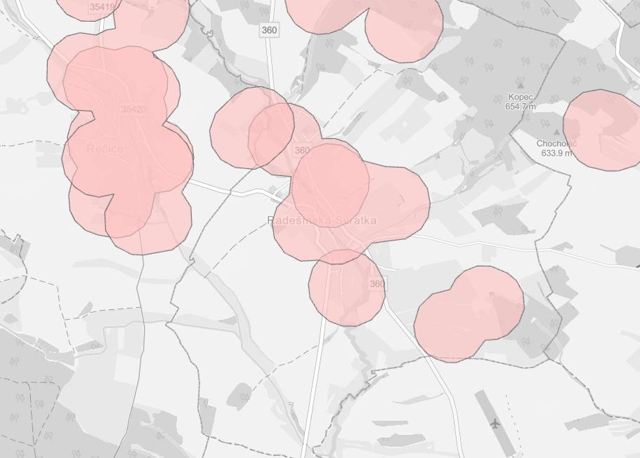 Od 1. 12. 2025 platí nová omezení používání pyrotechniky. V souvislosti s novelou zákona č. 344/2025 Sb. dochází k omezení používání zábavní pyrotechniky. Cílem je ochrana lidí, zvířat i citlivých míst, kterým hluk z ohňostrojů škodí. Pyrotechnika kategorie F2 a F3 (petardy, rakety, baterie) bude zakázána v ochranných pásmech 250 m kolem nemocnic, domovů pro seniory, útulků, záchranných stanic, chovů zvířat a dalších chráněných objektů. Podle map zveřejněných Ministerstvem zemědělství spadá téměř celá obec Radešínská Svratka do těchto pásem. To znamená, že většina běžné pyrotechniky nebude na území obce od 1. 12. 2025 povolena. Povolená zůstává pouze kategorie F1 – prskavky, stolní fontány, práskací kuličky a další drobná tichá pyrotechnika. Děkujeme všem za ohleduplnost k sousedům, zvířatům i přírodě. Mapa