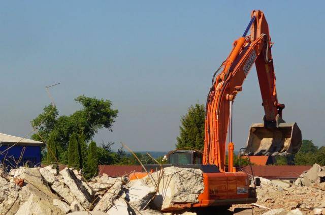 Radní města dnes schválili zahájení výběrového řízení na veřejnou zakázku malého rozsahu - demolici části hospodářského pavilonu mateřské školy U Tenisu 2, který byl na základě statického posouzení vyhodnocen jako havarijní. Předpokládaná hodnota zakázky činí 1,43 milionu korun bez daně. Realizace je nezbytná pro zajištění bezpečnosti v areálu školy.  Foto: Ilustrační
