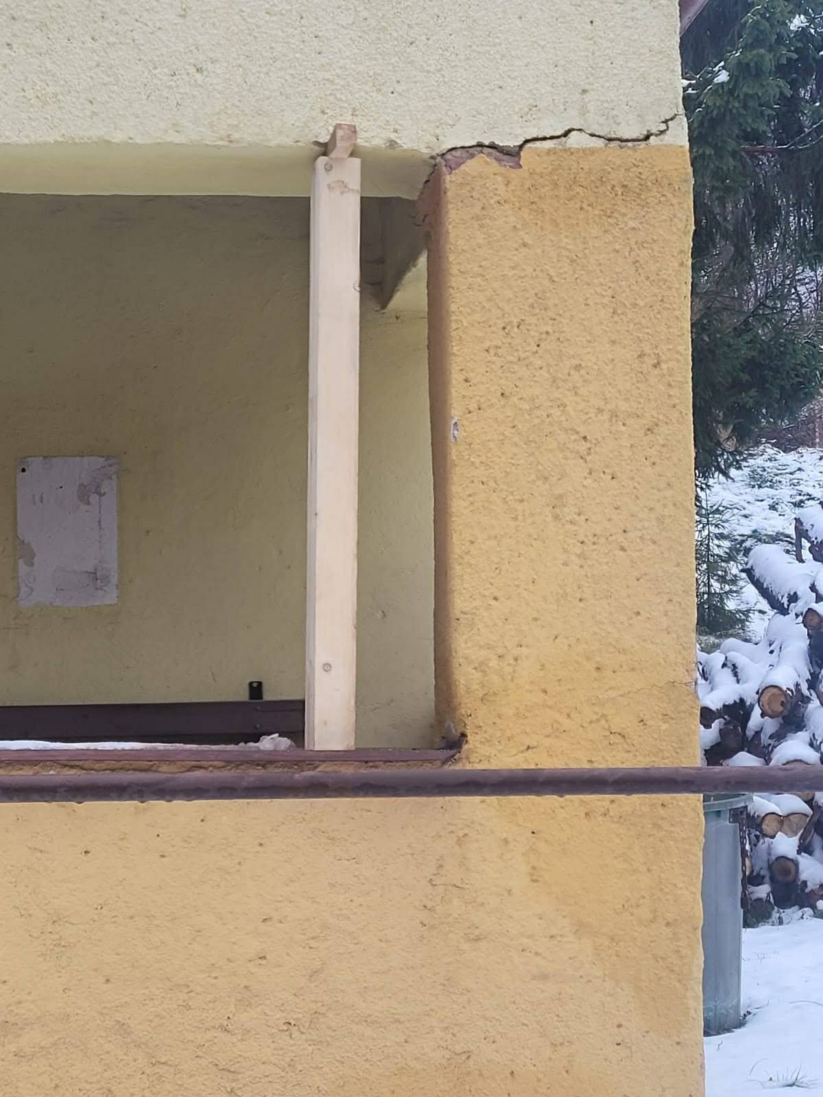 INFORMACE PRO OBČANY – DOČASNÉ UZAVŘENÍ HORNÍ AUTOBUSOVÉ ZASTÁVKY Vážení občané,    rádi bychom Vás informovali o aktuálním stavu horní autobusové zastávky u čp. 73, kde se v posledních týdnech objevily vážné statické poruchy, které jste nejspíš zaznamenali. Trhliny procházejí od základů až do nosných částí konstrukce a hrozí další zhoršení stavu. Méně závažný stav je i na dolní autobusové zastávce u čp. 21, který také monitorujeme ve spolupráci se statikem. Jak obec postupuje  Horní zastávka byla uzavřena a prostor byl označen páskou. Prosíme občany, aby zákaz respektovali a k objektu se nepřibližovali. Obec zajistila statika, který doporučil provést dočasné technické zajištění. Statik provede havarijní prohlídku na místě dne 5. 12. 2025. Následně budou provedeny sondy a vypracován podrobný posudek, který určí další postup.  Předběžně jsme konzultovali také možné souvislosti se zvýšeným provozem těžké dopravy v rámci výstavby dálnice D11. Slabá prasklina v omítce na boční straně zastávky se však objevila již před několika lety. Trhliny zdiva se objevily v letošním roce a v posledních týdnech se zhoršují. Vliv na současný stav může mít i stáří stavby, nedostatečné základy, více nám řekne odborné posouzení statika. DŮLEŽITÉ – APEL NA BEZPEČNOST Prosíme všechny občany, zejména rodiče, aby upozornili své děti, že je zakázáno vstupovat do prostoru zastávky i do jejího okolí. Trhliny mohou dále praskat a část konstrukce by se mohla uvolnit. Děkujeme za pochopení a respektování opatření. O dalším vývoji horní i dolní zastávky vás budeme průběžně informovat. Eva Kmiećová, starostka