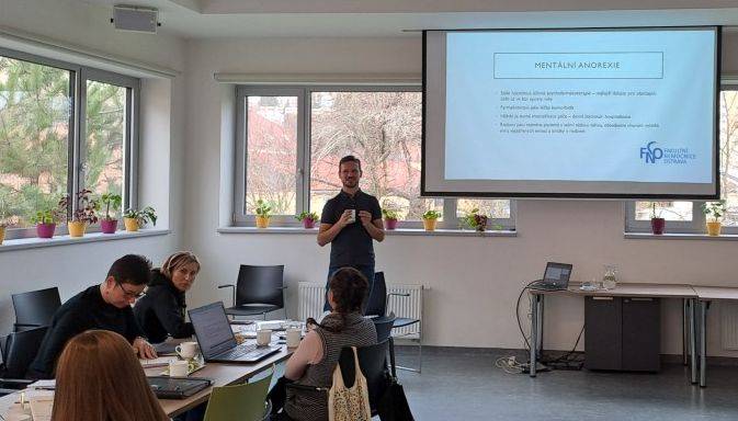 Zlín - Metodici prevence, výchovní poradci a školní psychologové ze všech třinácti základních škol zřizovaných statutárním městem Zlín absolvovali v pondělí 24. listopadu odborné školení zaměřené na problematiku poruch příjmu potravy u dětí. Jednalo se již o třetí setkání tohoto typu, které město pro školní odborníky organizuje. Akce se uskutečnila ve Víceúčelovém objektu Kvítková a jejím pořadatelem bylo oddělení dotací a prevence kriminality zlínského magistrátu.