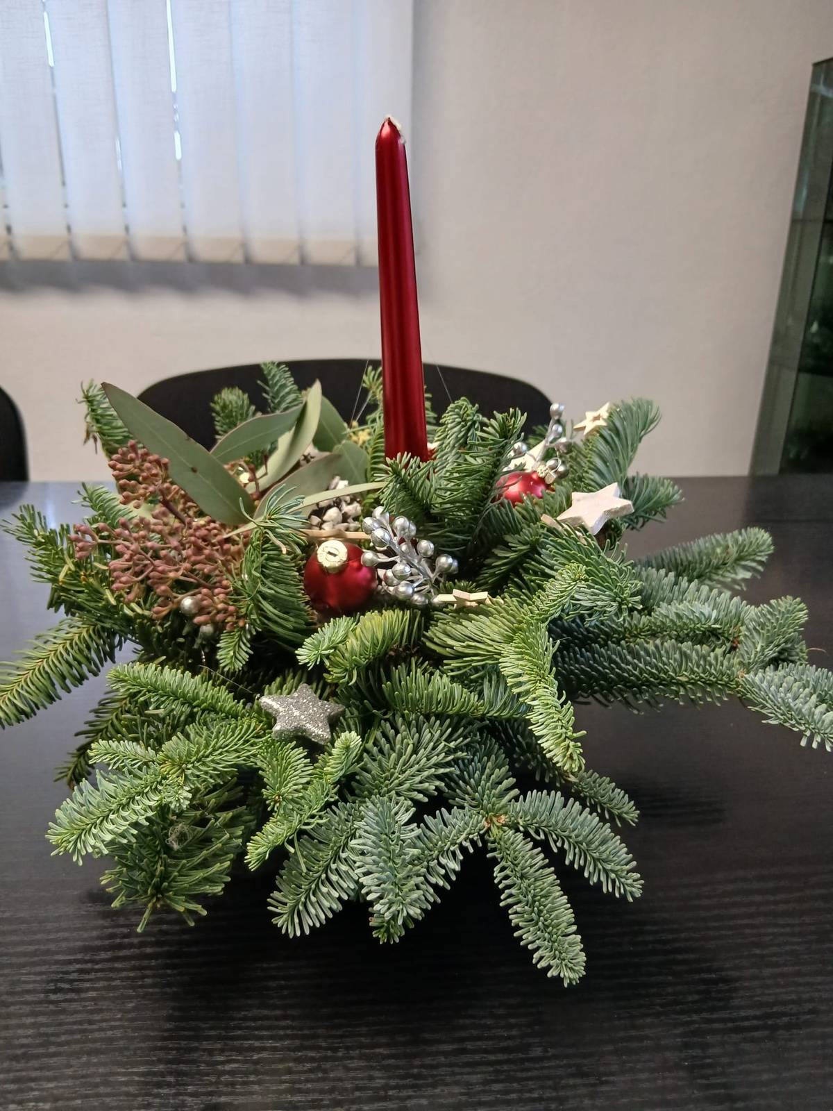 V pondělí 24. 11. se na obecním úřadě v Hovorčovicích opět sešli naši milí senioři, aby si pod odborným vedením květinářky Majky z Čakovic společně vyrobili své adventní věnce. Atmosféra byla jako každý rok skvělá – tvořivá, přátelská a plná radosti z blížícího se adventu. Jak celé odpoledne probíhalo, se můžete podívat na přiložených fotografiích. Krásně a společně strávené chvíle jsou tím nejlepším začátkem nadcházejícího adventu, období, kdy je nejdůležitější být spolu. 🎄