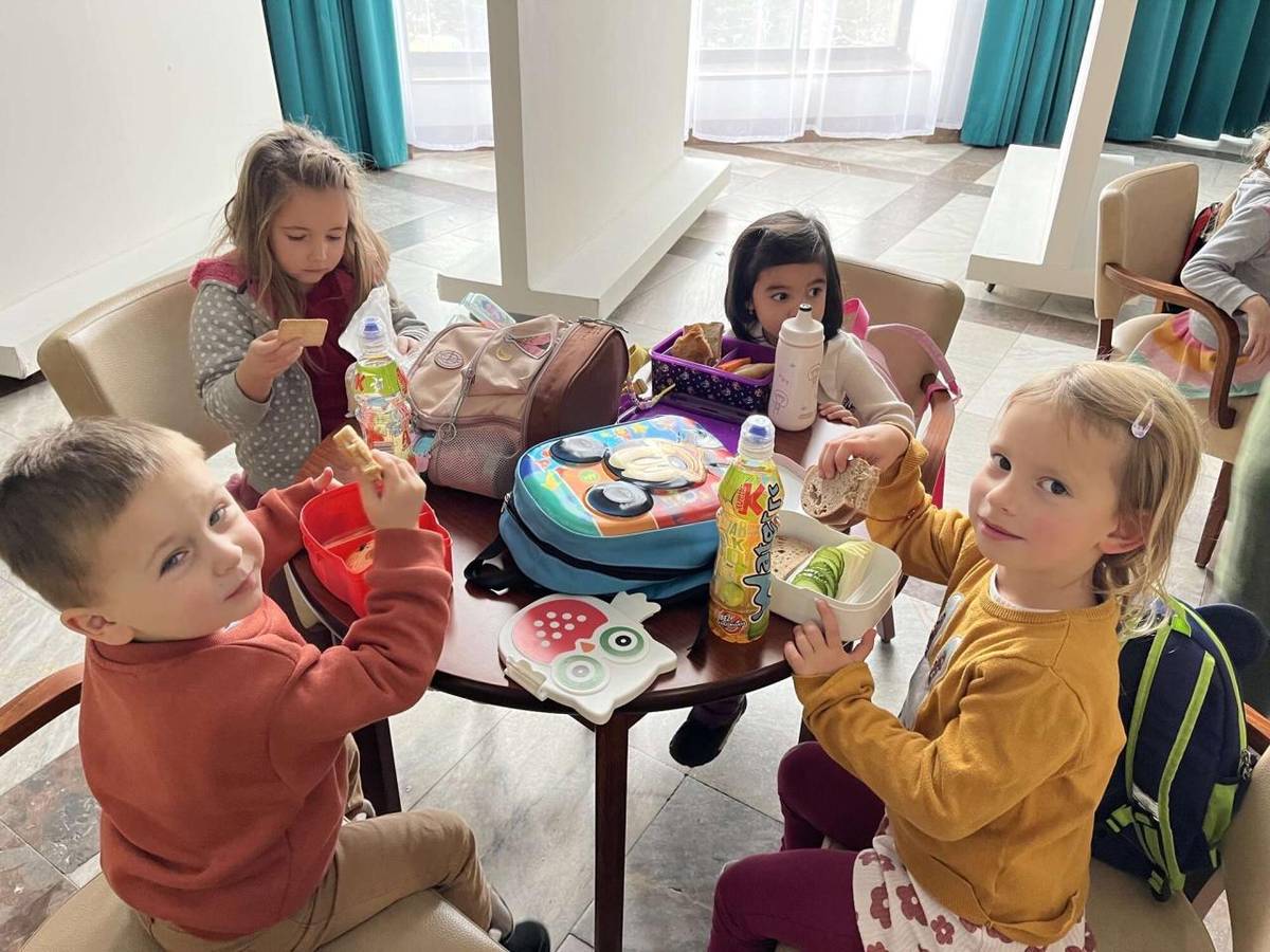 Děti z MŠ si udělaly výlet do divadla v Příbrami na představení ,, O perníkovém srdci a čarodějné knize"