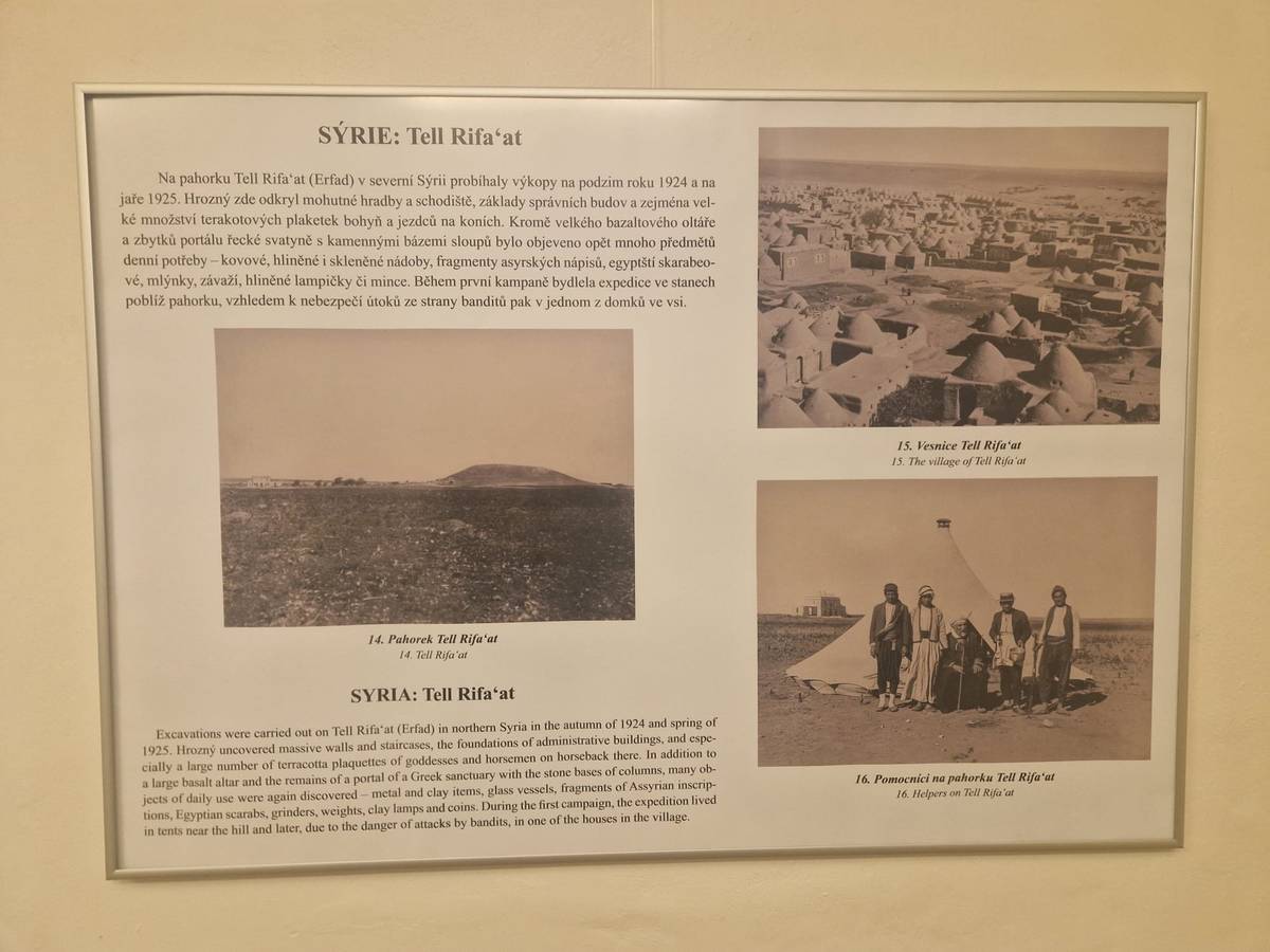 Česká pošta vydává k poctě orientalisty Bedřicha Hrozného, rodáka z Lysé nad Labem, známku ze série České stopy ve světě. Letos uplynulo 100 let od Hrozného vykopávek na území dnešní Sýrie a Turecka  V podkroví radnice v Lysé nad Labem se ve čtvrtek 27. listopadu uskuteční výstava k tomuto výročí a současně bude známka představena. Autorem návrhu je pedagog Střední grafické školy designu v Lysé nad Labem Mikuláš Kavan.  Součástí dne oslavujícího dílo Bedřicha Hrozného budou filmové projekce a divadelní představení. Večerní přednášky propojí archeologii, historii a příběh, jak vznikla poštovní známka s Bedřichem Hrozným.  Výstava bude otevřena už od 10:00 a bude volně přístupná v podkroví radnice na Husově náměstí v Lysé nad Labem. Hlavní program začne večer.  18.00 zahájení večera krátkými úryvky ze hry Obrazy z Hrozného života divadelního souboru Náplavka v doprovodu kapely pod vedením Vítka Andršta (divadlo Náplavka) 18.15 – beseda se Šárkou Velhartickou na téma objevů Bedřicha Hrozného 19.00 – představení tvorby poštovní známky od jejího autora Mikuláše Kavana 19.30 – zajímavosti o Muzeu Bedřicha Hrozného v podání vedoucího Ondřeje Rašína    Šárka Velhartická je světově známá chetitoložka, zabývá se jazyky a archeologií starověkého Předního východu, srovnávací jazykovědou a multilingvismem. Autorka mnoha knih o Bedřichovi Hrozném, působí na univerzitě v italských Benátkách. Ondřej Rašín je vedoucí Muzea Bedřicha Hrozného, kde je umístěna trvalá expozice o životě a objevech tohoto lyského rodáka. Mikuláš Kavan je grafik, pedagog a autor poštovních známek. Své studenty na Střední škole designu v Lysé nad Labem vede ke klasickým grafickým technikám.   V průběhu večera bude možné zakoupit aršík nebo obálku prvního dne (FDC). Na obálce FDC, kromě nalepené známky a otisku příležitostného razítka ke dni vydání, je v levé části obálky přítisk vztahující se k námětu známky.   Vstup na akci je volný.   Přijďte se ponořit do příběhu Bedřicha Hrozného, člověka, který dal hlas dávným civilizacím.
