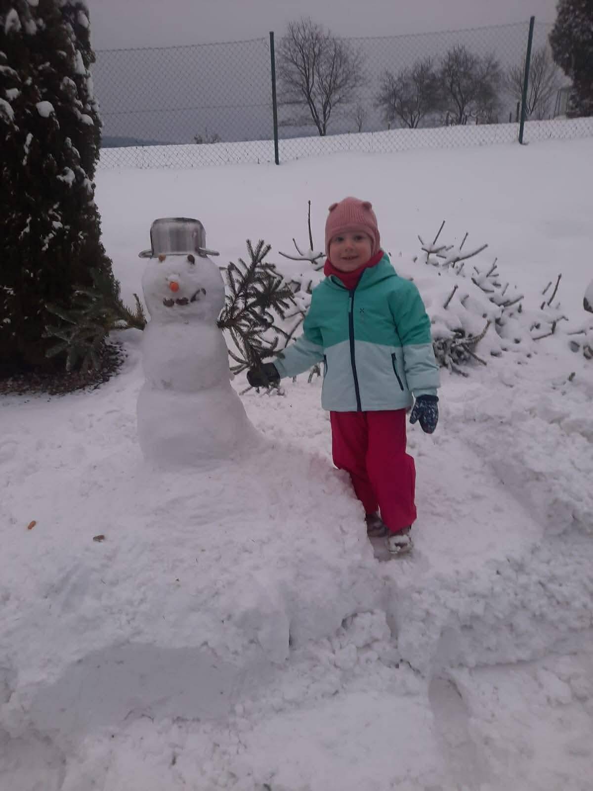 Venku nám nádherně chumelí, a tak je nejvyšší čas otevřít SNĚHULÁKFESTovou sezónu 2025 / 2026 Tak stavějte, malujte, modelujte, vyrábějte…..fantazii se meze nekladou. A nezapomeňte své sněhuláčky fotit a posílat k nám do redakce emailem, messengerem, klidně i přes WhatsApp - stačí si vybrat - kristyna.heczkova@kunicepo.cz, nebo noviny@kuncicepo.cz, 725 506 901. Opět bude probíhat na facebookových stránkách obce soutěž o nejlepšího sněhuláčka, který bude v kalendáři na rok 2027.  Každému, kdo se soutěže zúčastní, náleží drobná odměna, která je pro vás připravena v kanceláři matriky, tak se nezapomeňte zastavit. Moc se na Vaše výtvory těšíme. Letošního úplně prvního sněhuláka nám zaslala maminka Elisy Šubertové. Moc děkujeme 😍