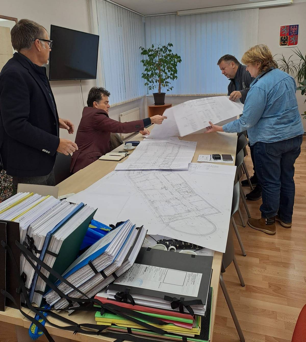 Po dlouhém období příprav se projekt výstavby nové základní a střední školy posouvá do další fáze. Dne 10. listopadu 2025 schválila Rada hl. m. Prahy převod práv a závazků souvisejících s budoucí stavbou na hlavní město Praha. Následně 13. listopadu byly veškeré podklady, včetně projektové dokumentace, předány odboru investic Magistrátu hl. m. Prahy.   Dne 26. listopadu se zástupkyně odboru investic detailně seznámila s dosud připraveným projektovým záměrem. Tyto informace budou využity při přípravě zadávací dokumentace k veřejné zakázce. Projekt je stále v procesu, nicméně vývoj pokračuje podle plánovaných kroků.   V únoru 2026 by měly být zpracované podklady předloženy ke schválení Radě a následně Zastupitelstvu hl. m. Prahy. V průběhu března se předpokládá vyhlášení veřejné zakázky na výstavbu školy, jejíž odhadovaná hodnota činí 700 milionů Kč.